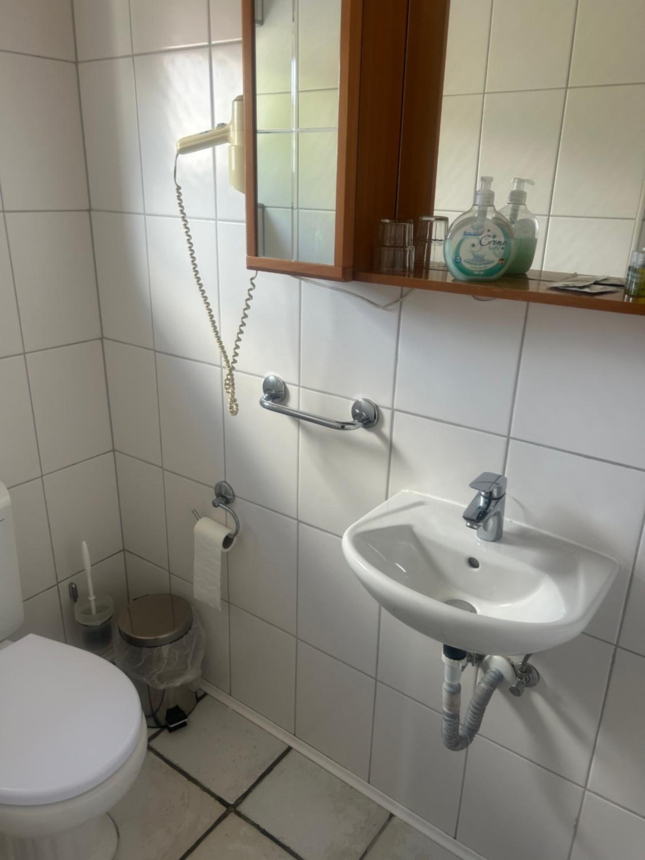 Standard Twin Room - Photo 8