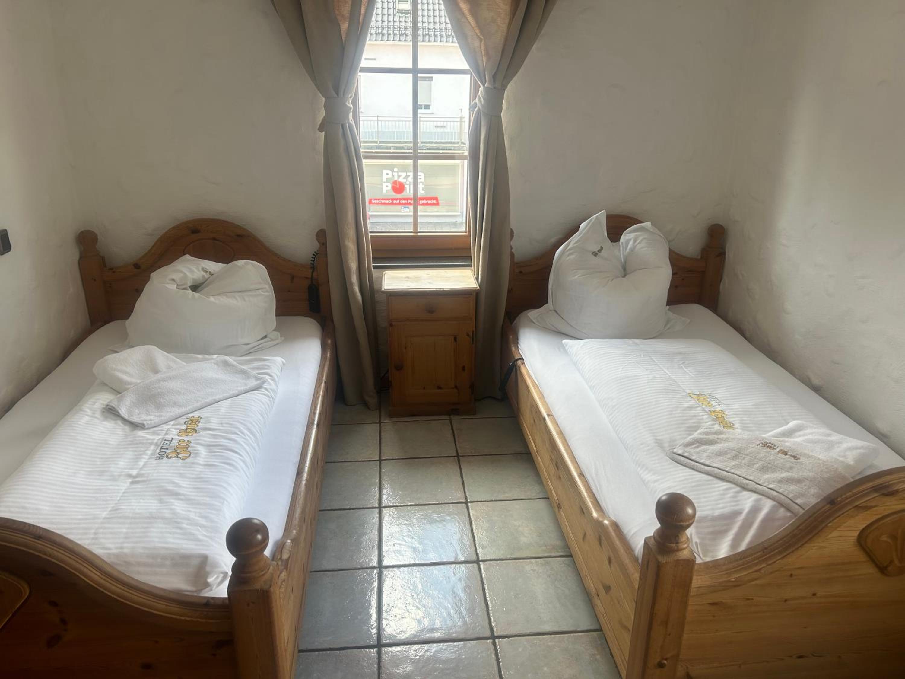 Standard Twin Room - Photo 3