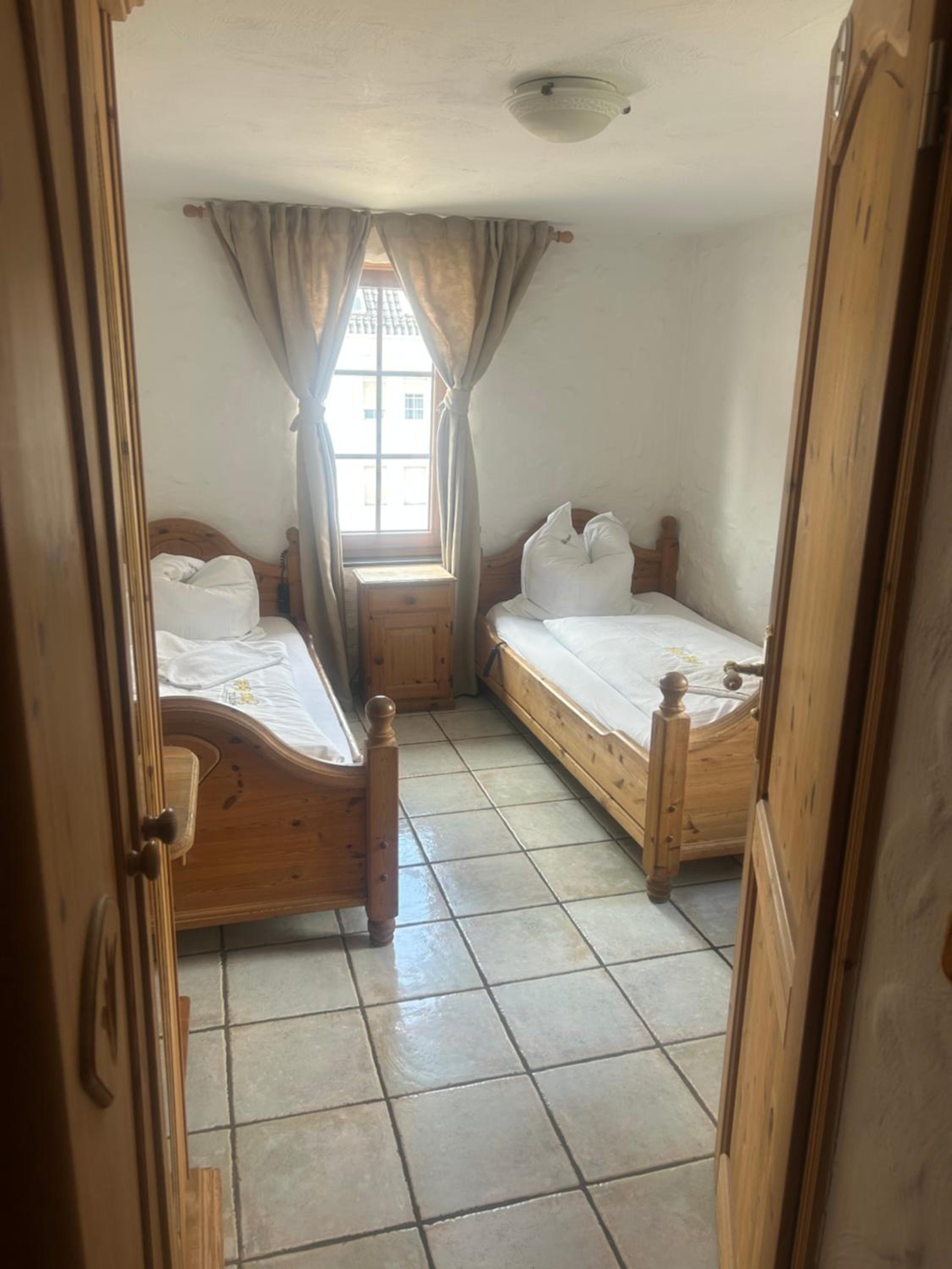 Standard Twin Room - Photo 4