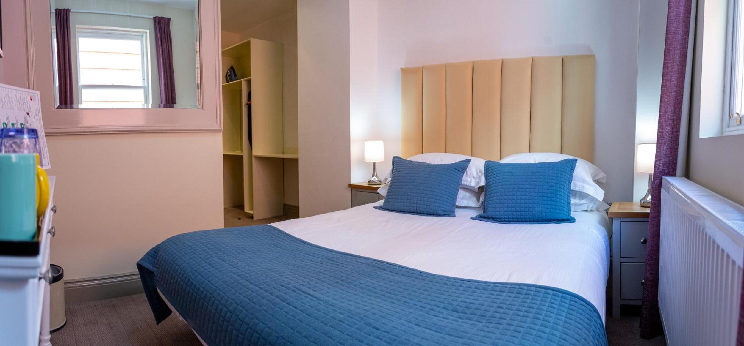 Twin Room with Private Bathroom photo 2