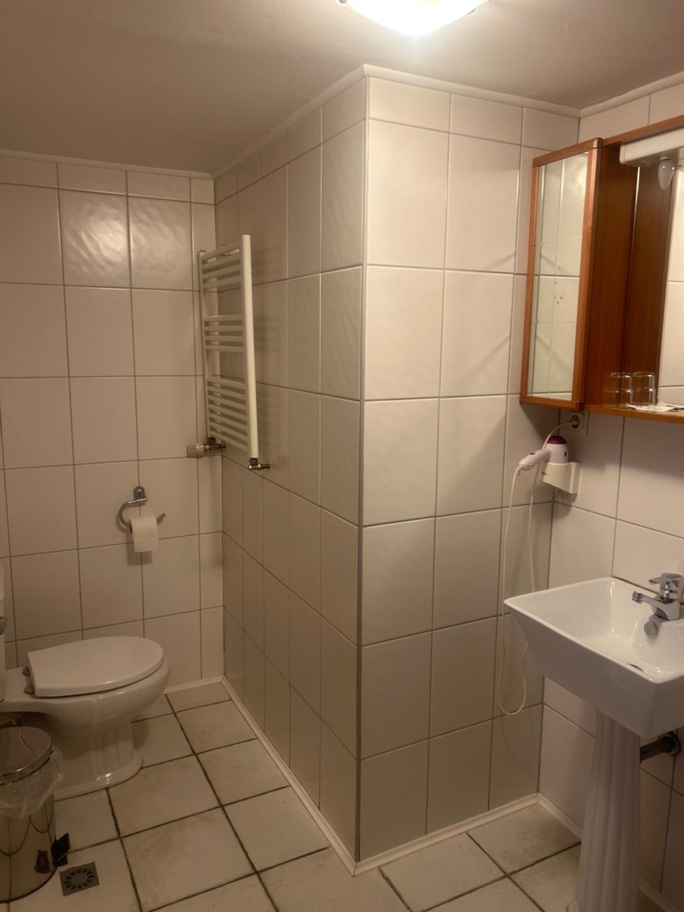 Budget Double Room - Photo 11