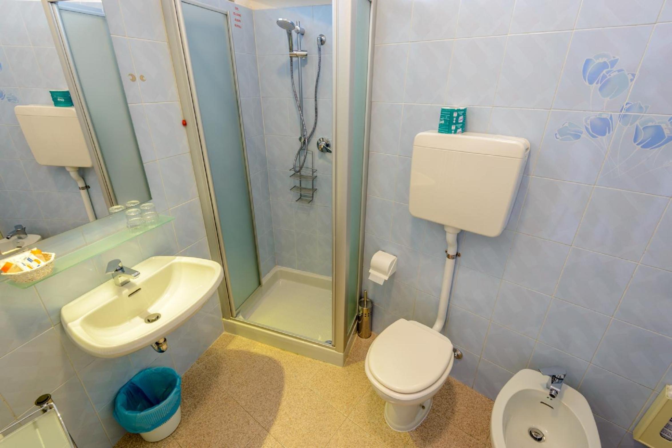 Double or Twin Room with Balcony - Photo 7