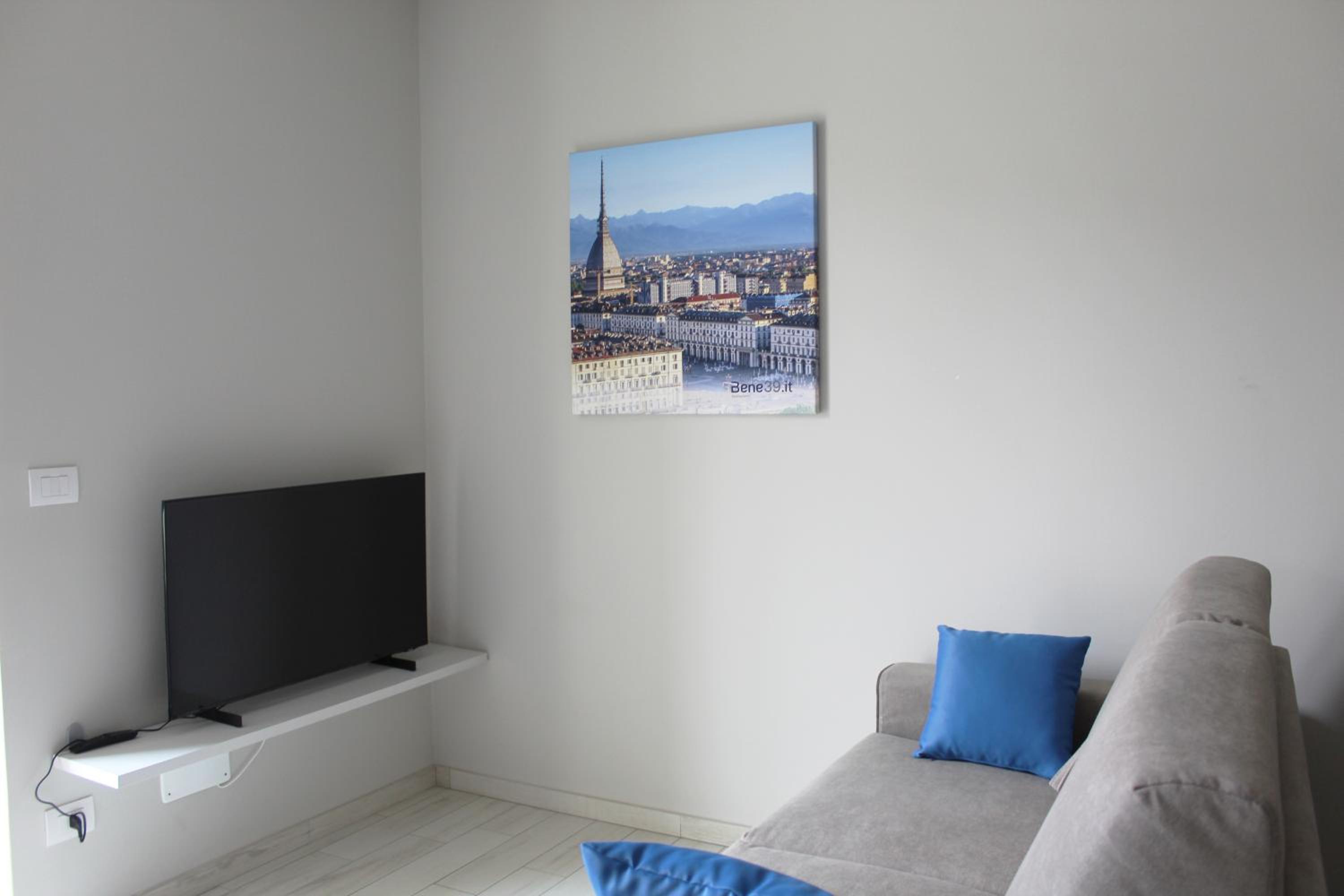 Apartment with Balcony - Photo 7