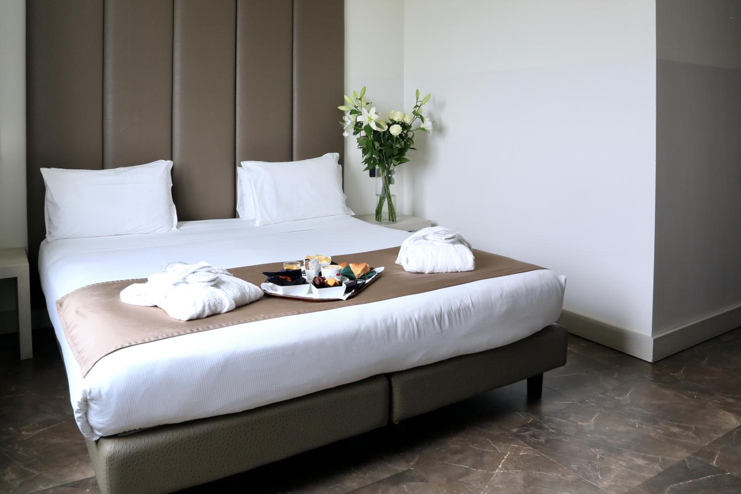 Superior Double Room thumbnail 6