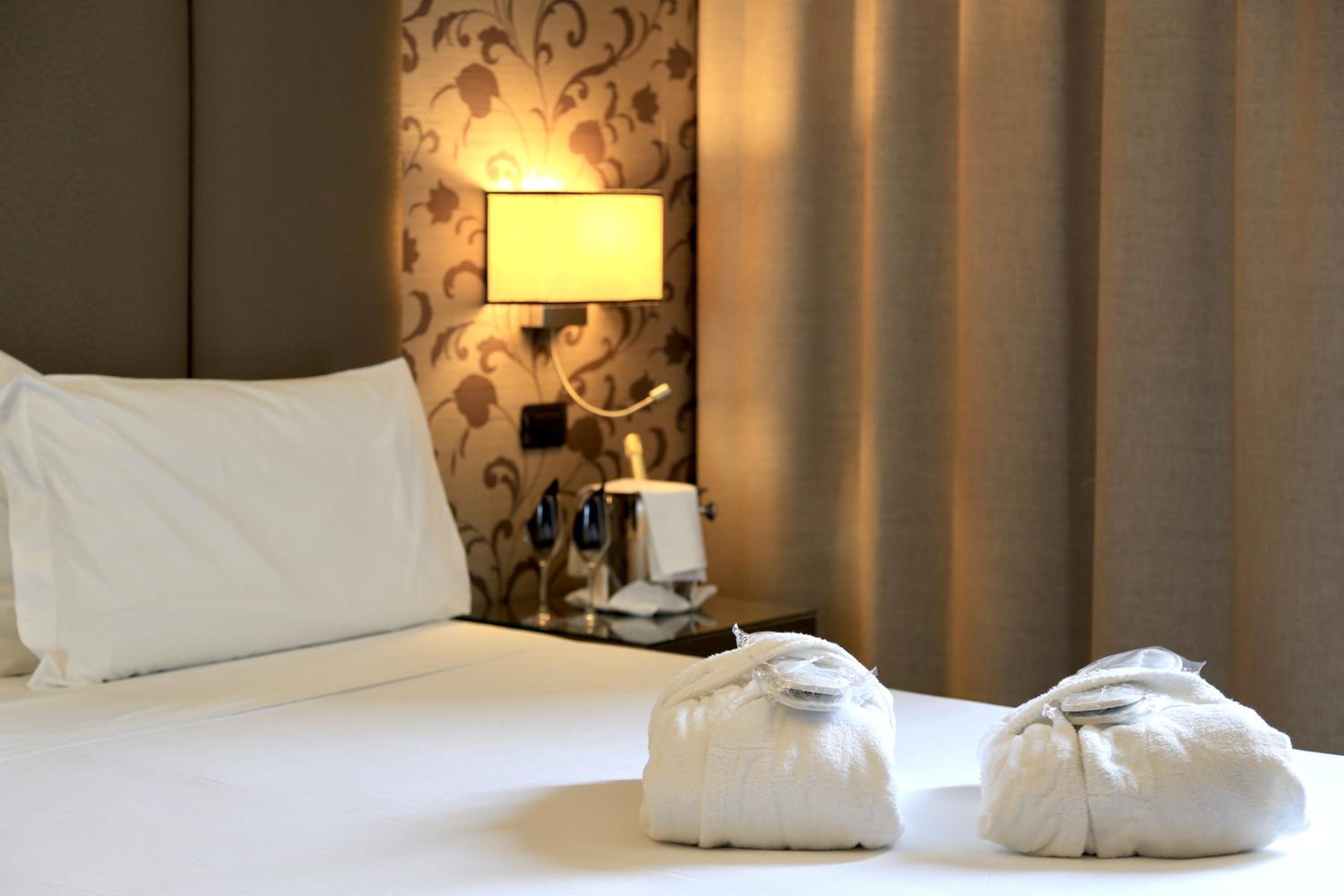 Superior Double Room thumbnail 6