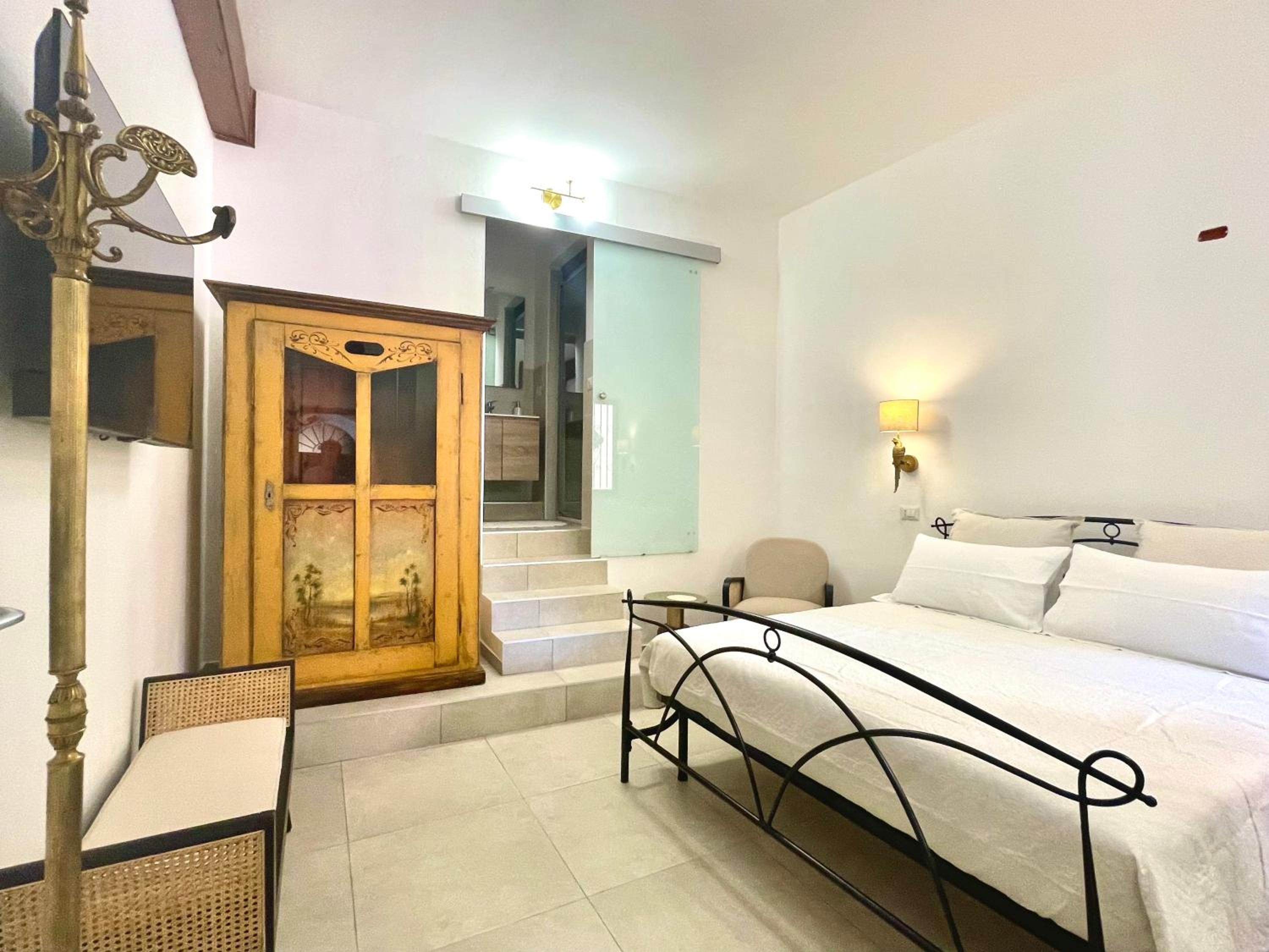 Double Room with Private Bathroom - Photo 1