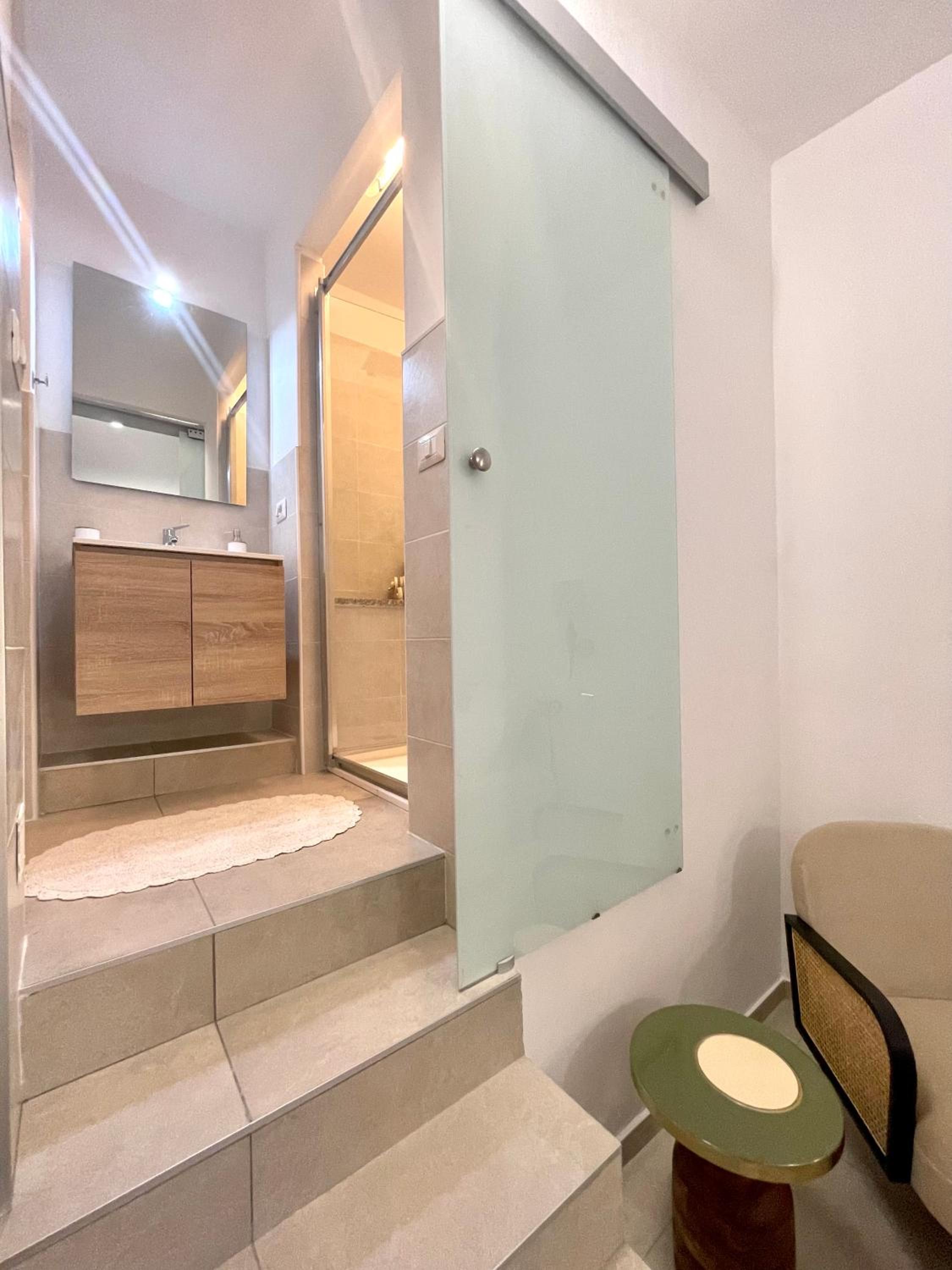 Double Room with Private Bathroom - Photo 11