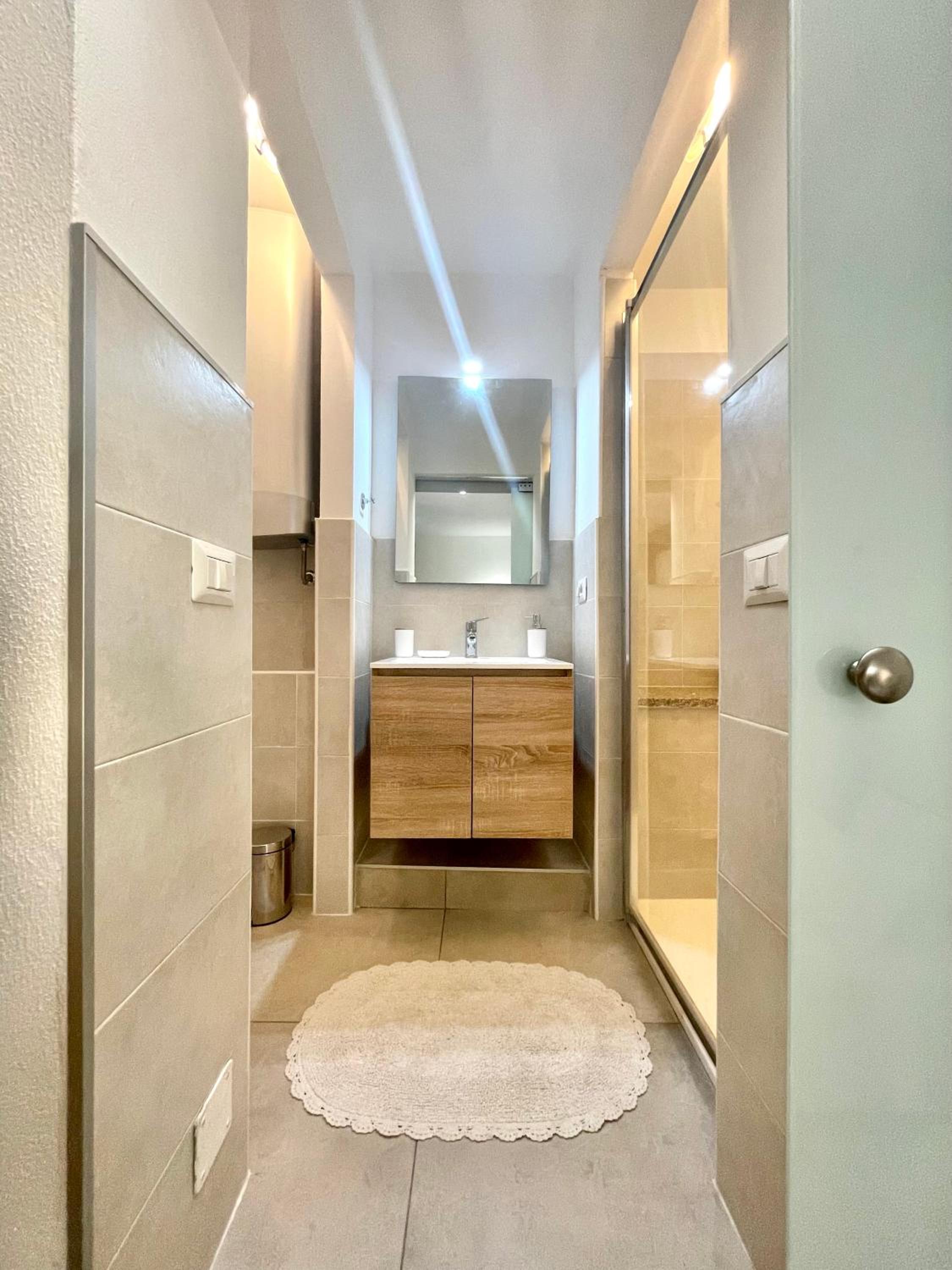 Double Room with Private Bathroom - Photo 10