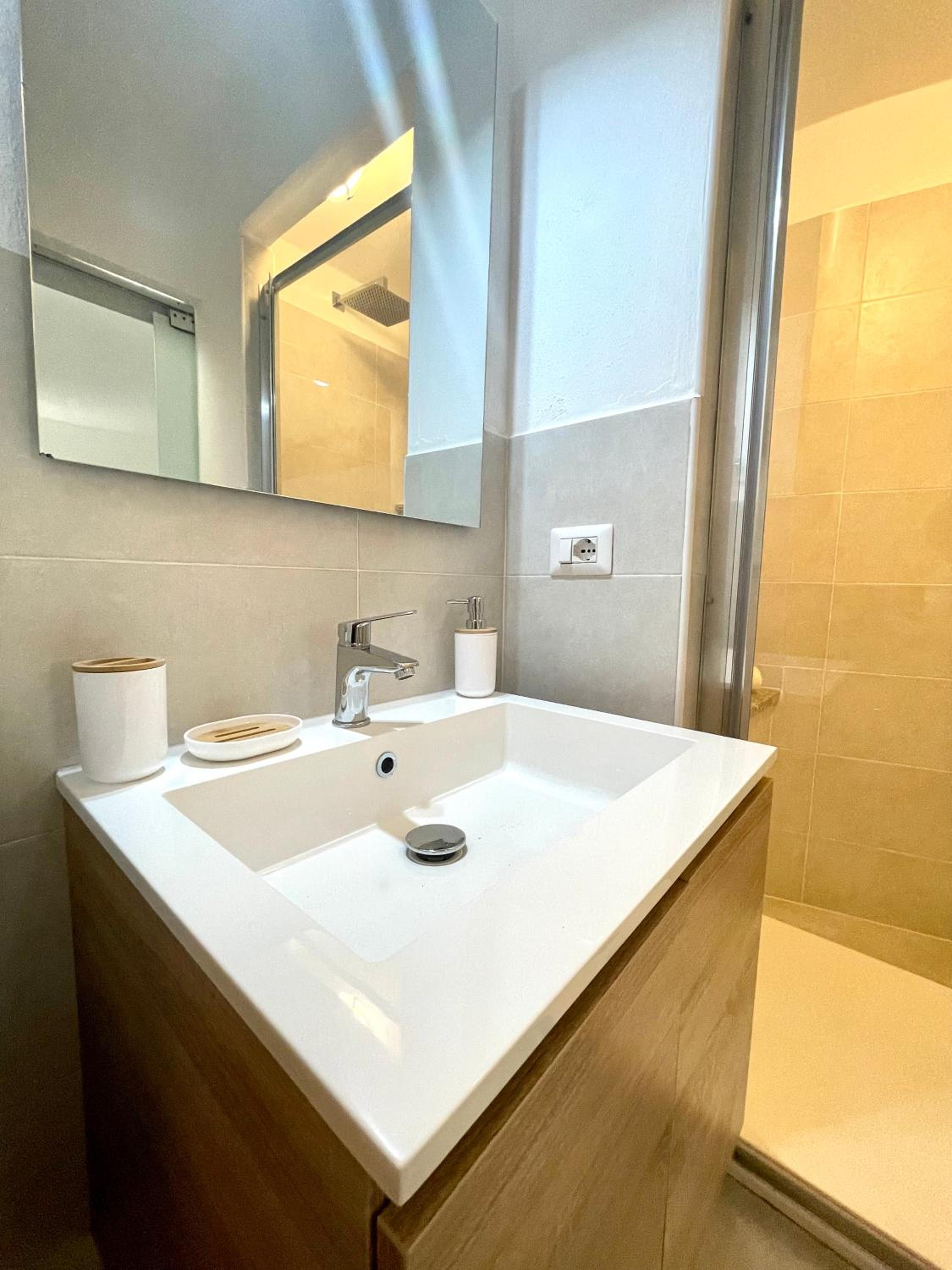 Double Room with Private Bathroom - Photo 4