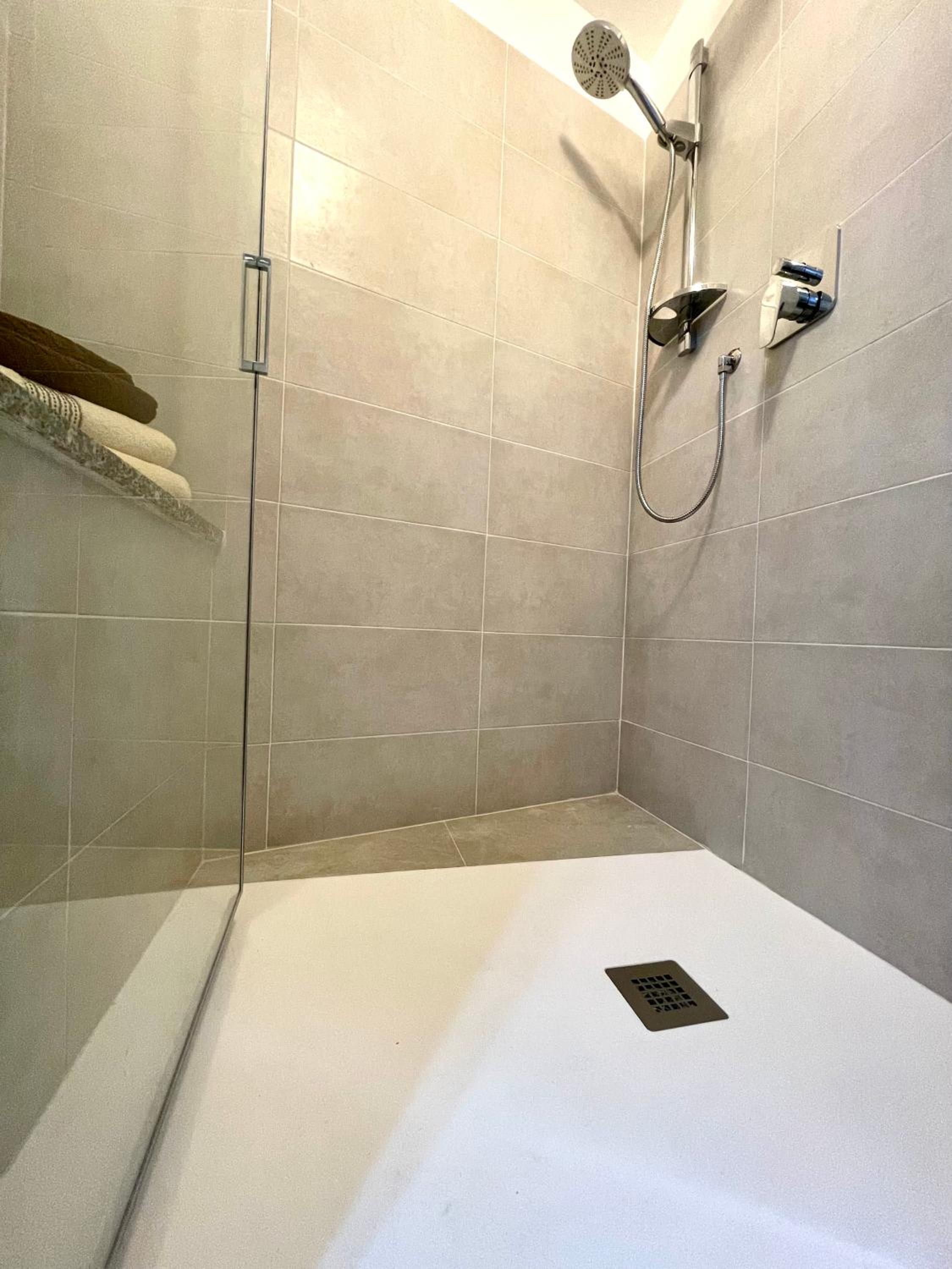 Double Room with Private Bathroom - Photo 6