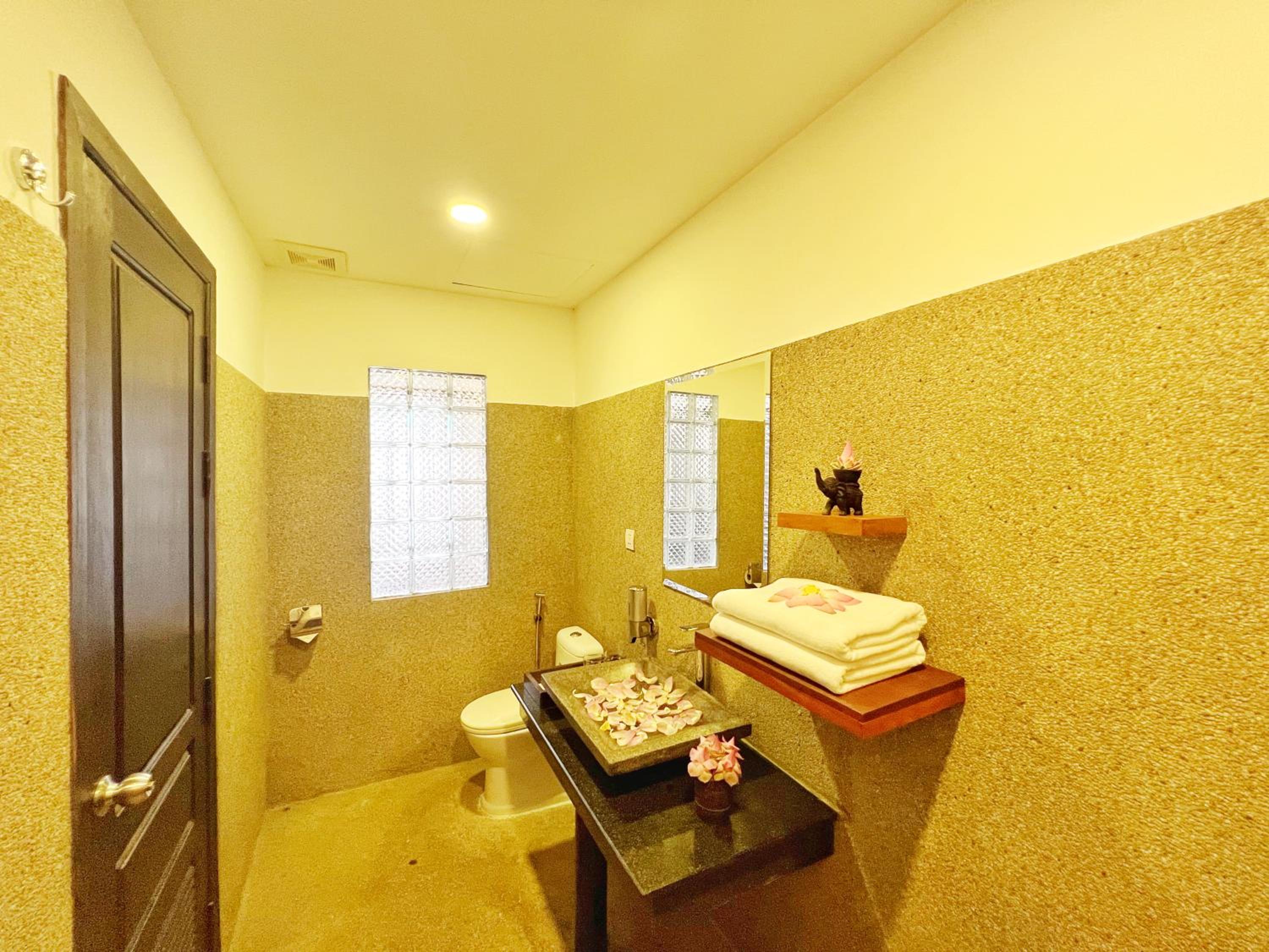 Deluxe Double Pool Access with Balcony - Photo 12