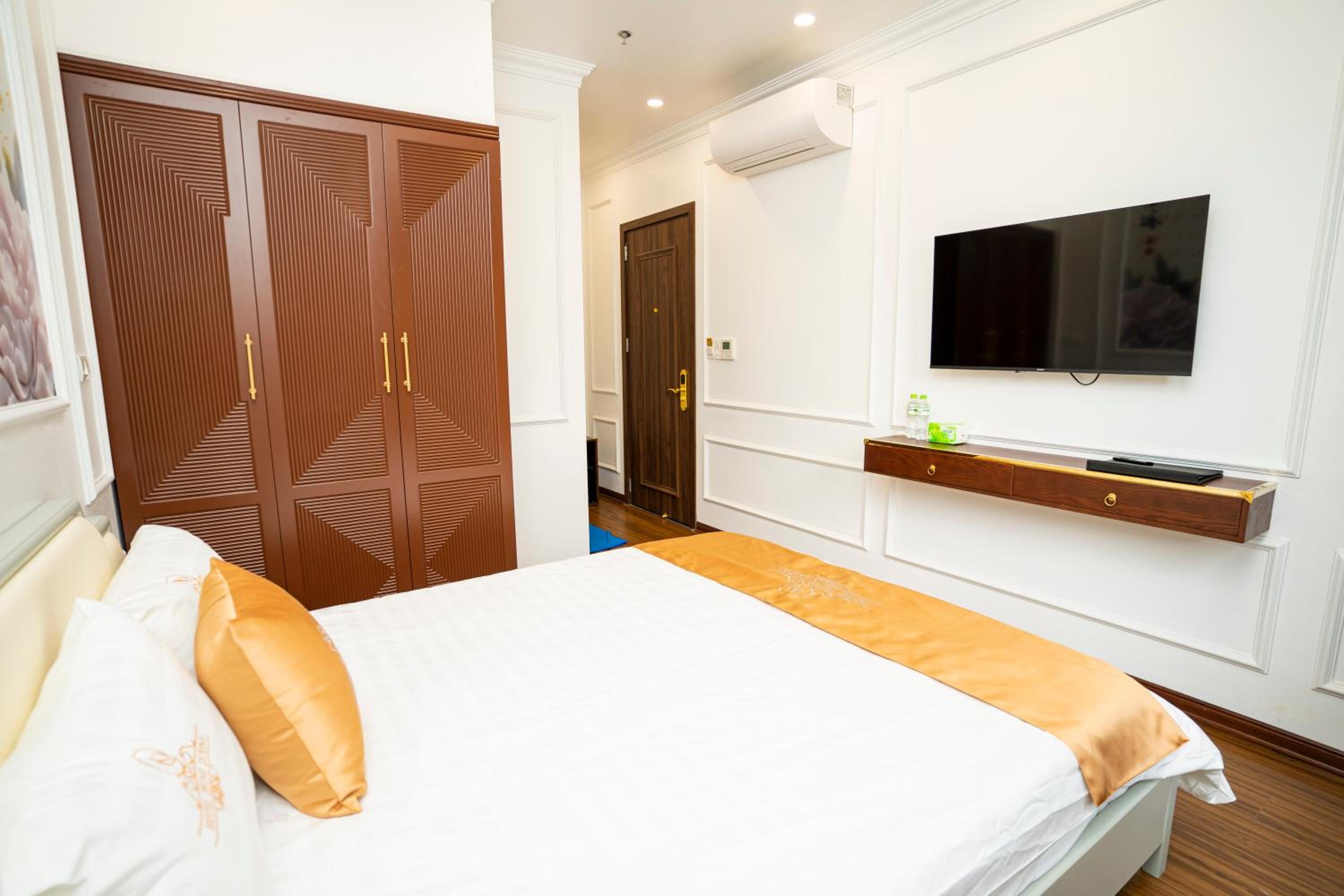 Standard King Room - Photo 16