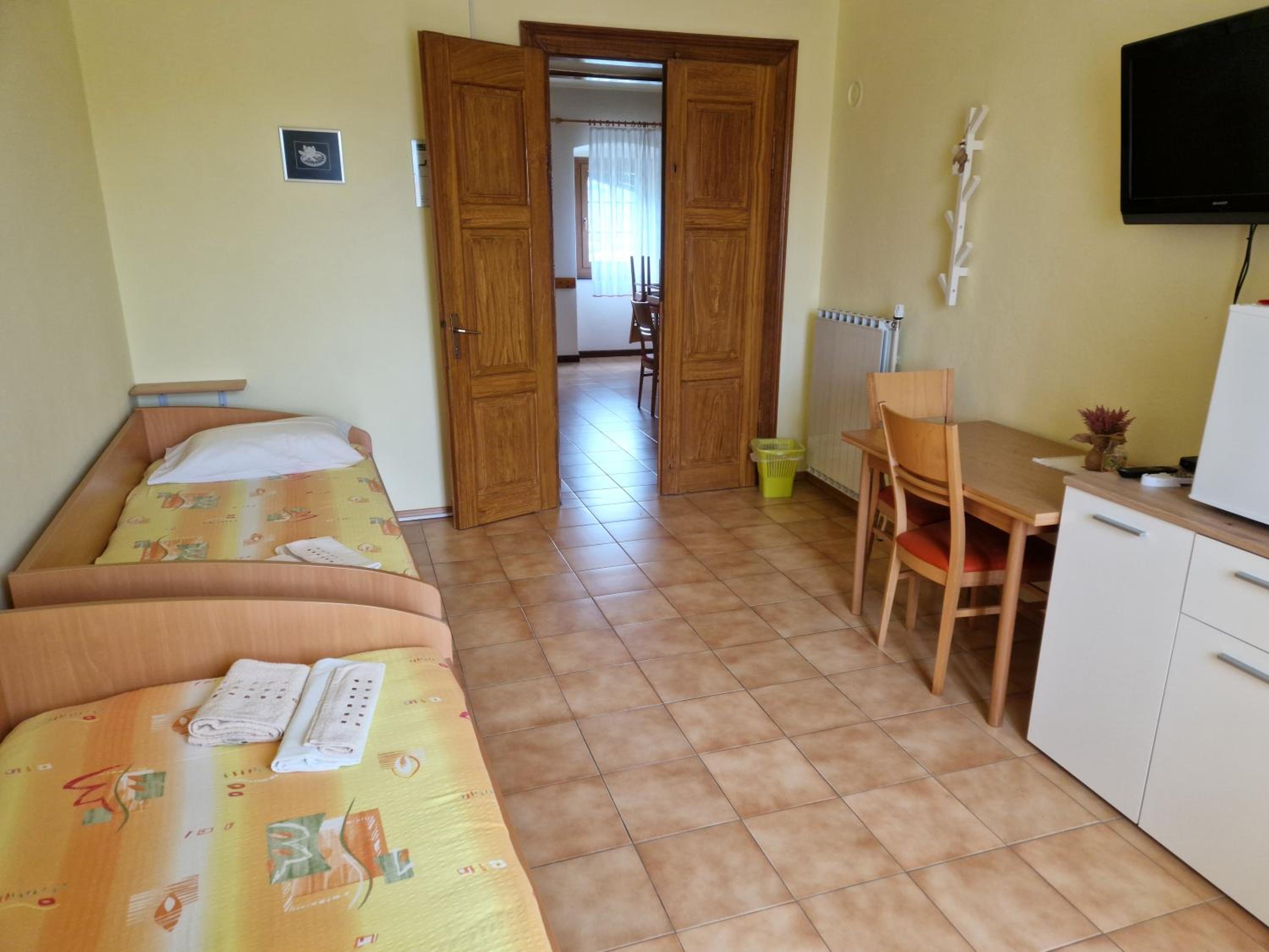Twin Room - Photo 11