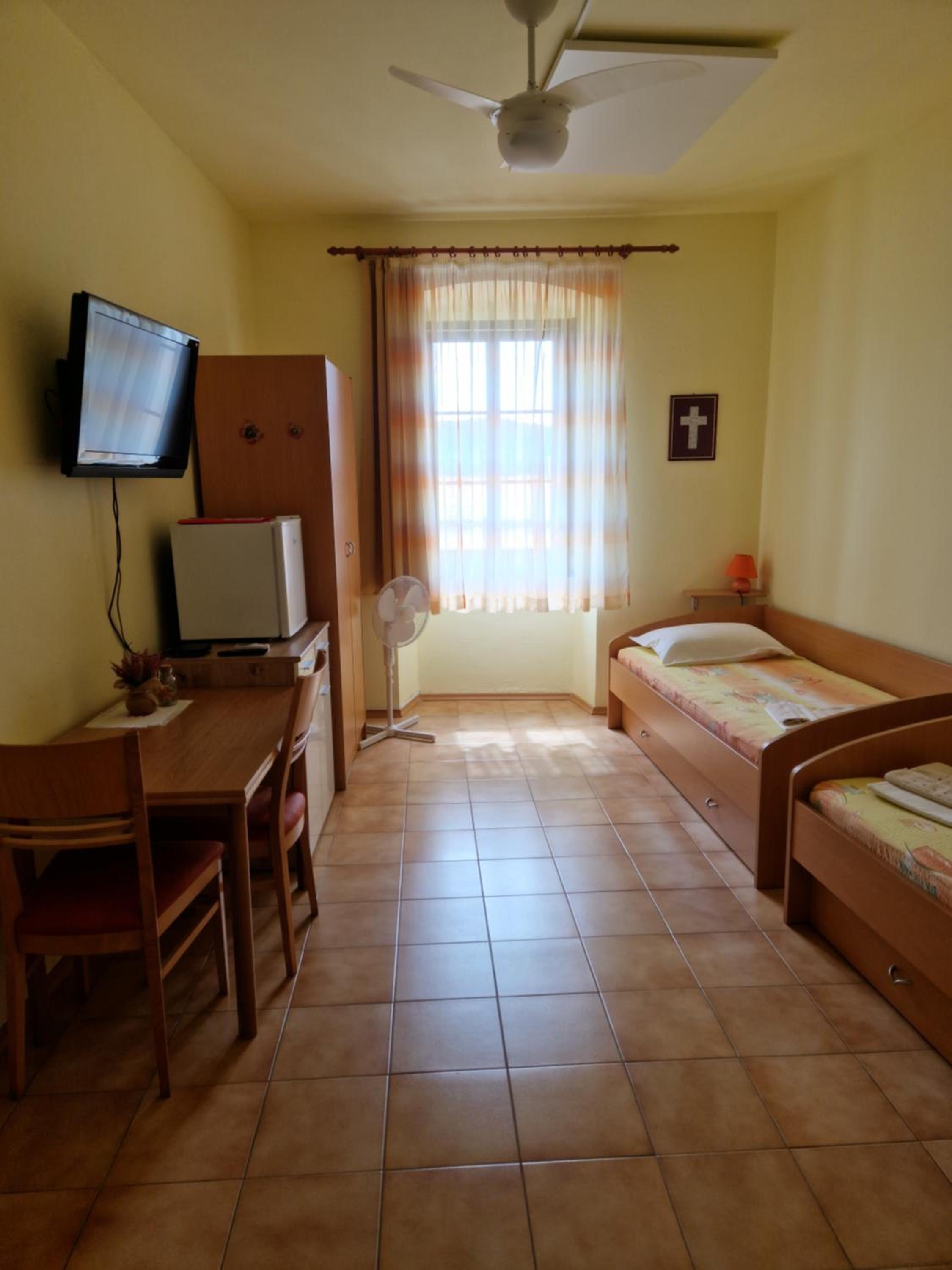 Twin Room - Photo 8