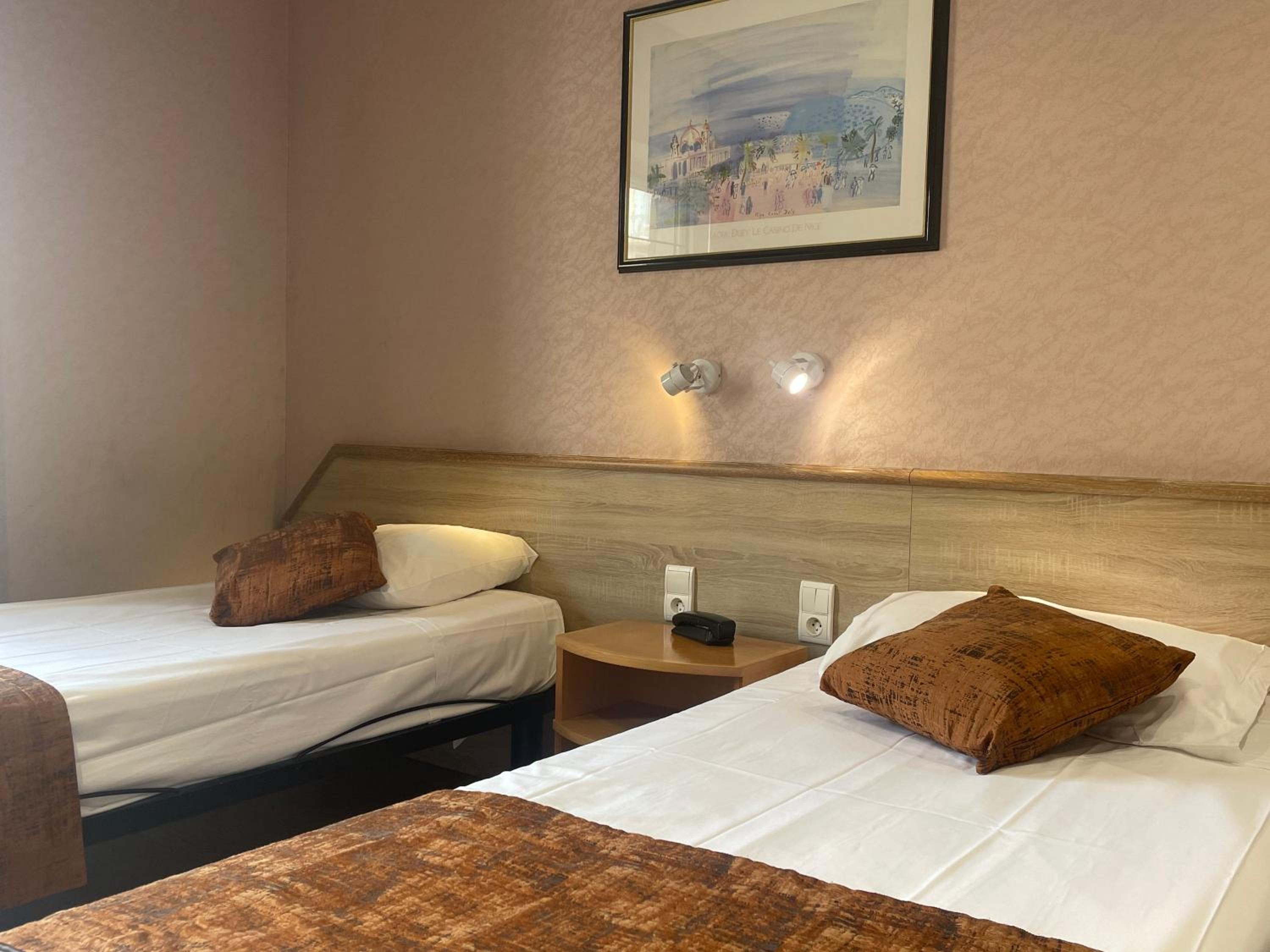 Standard Twin Room - Photo 2