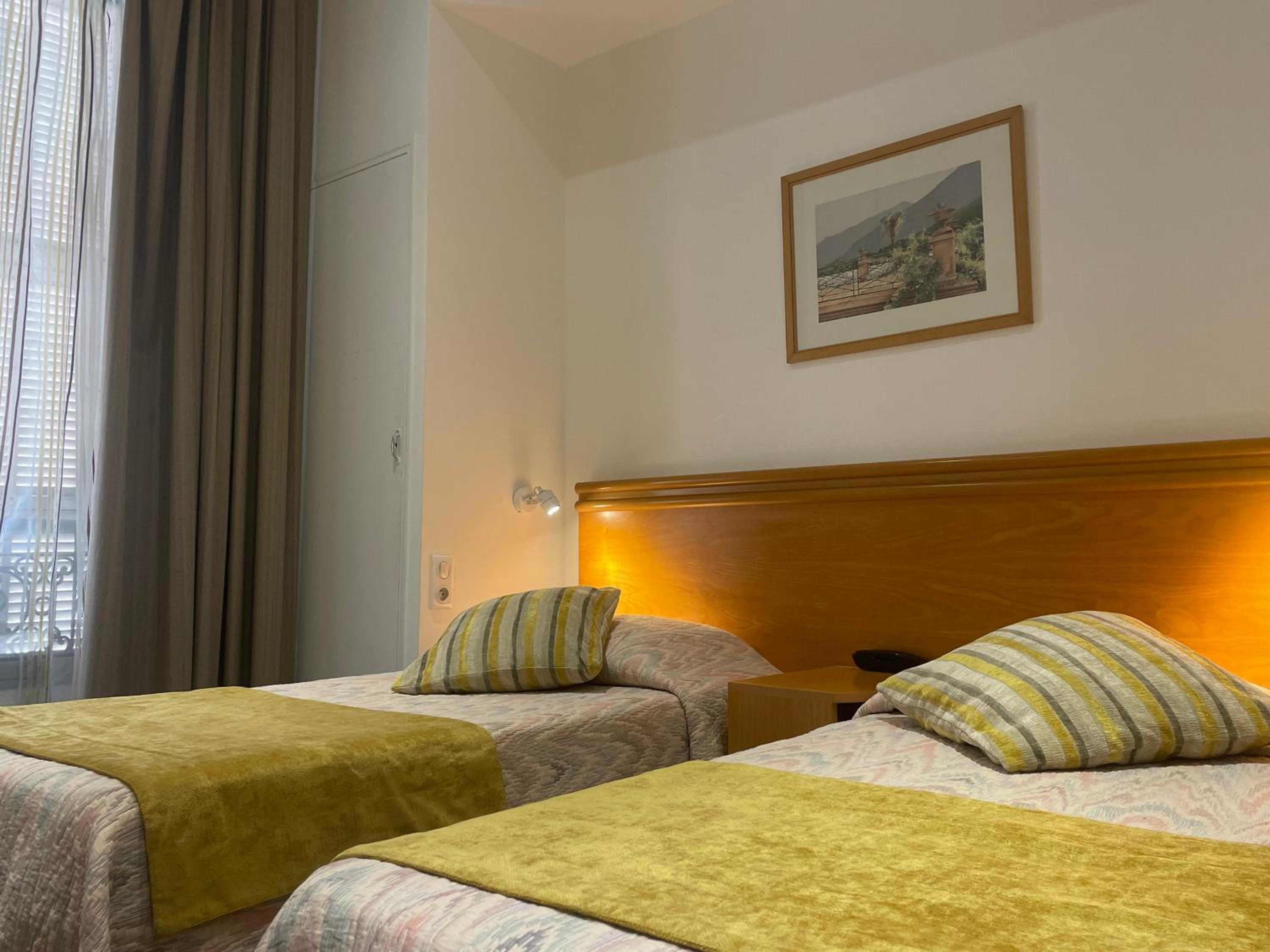 Standard Twin Room - Photo 14