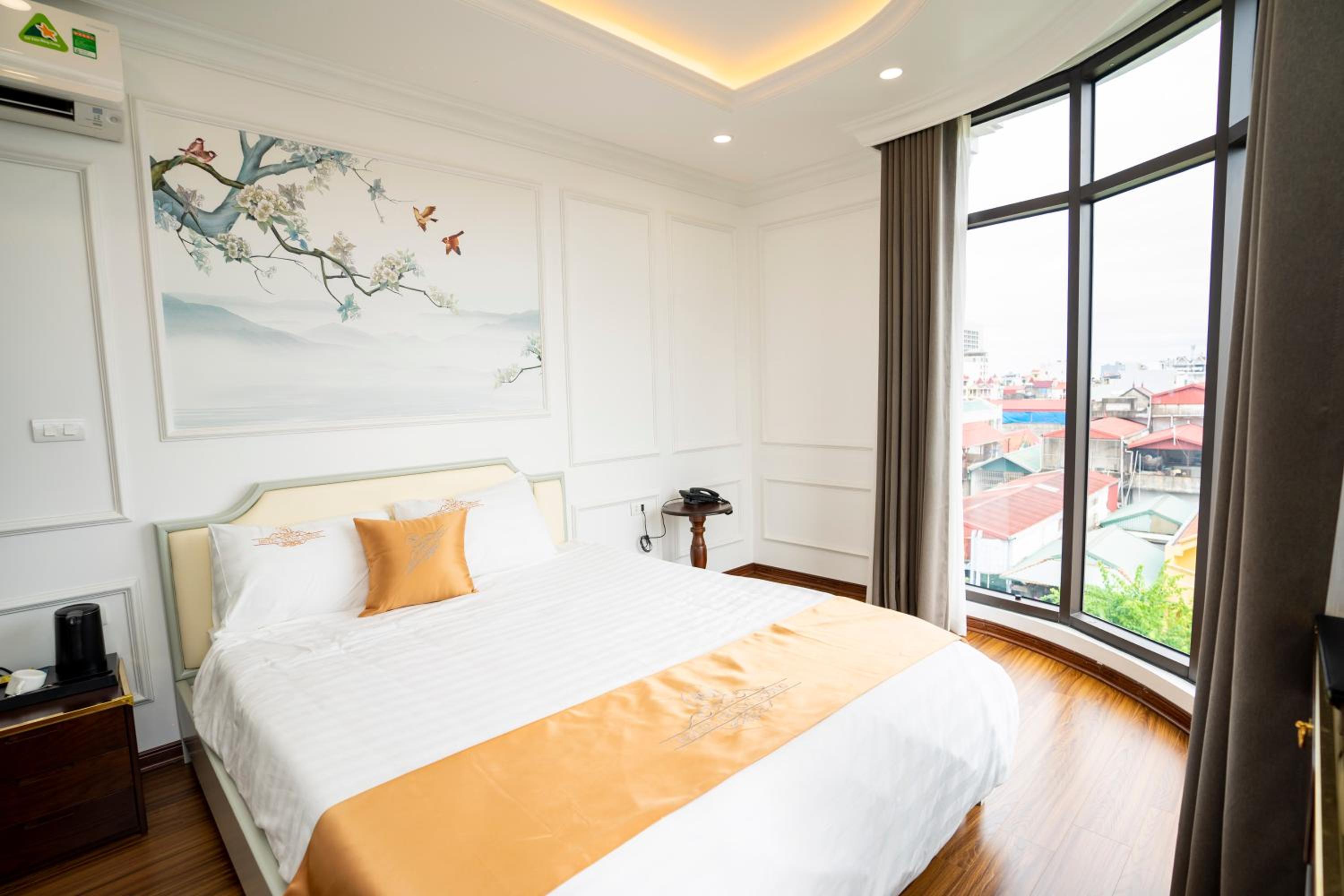 Standard King Room - Photo 13