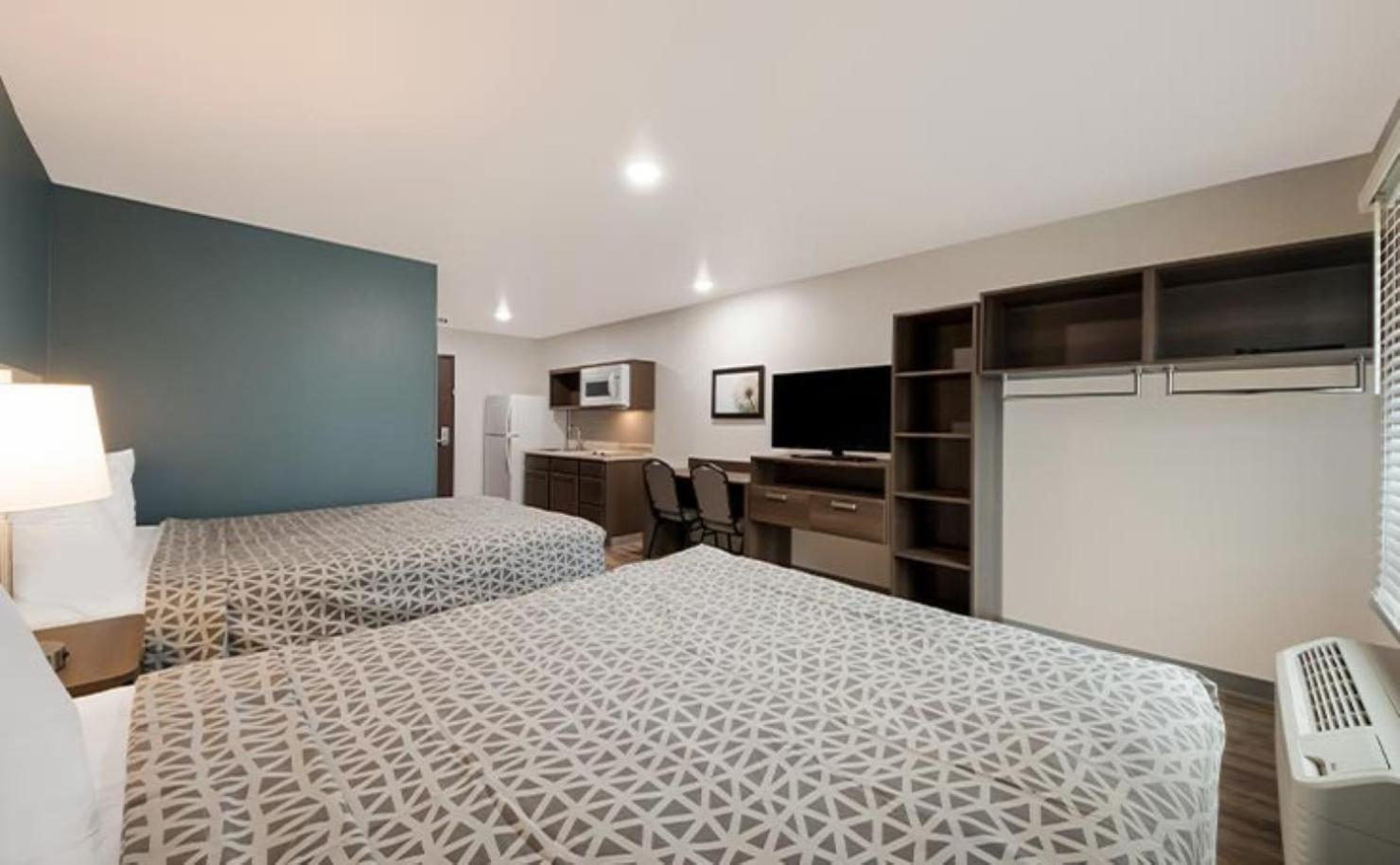 Queen Suite with Two Queen Beds - Non Smoking - Photo 5