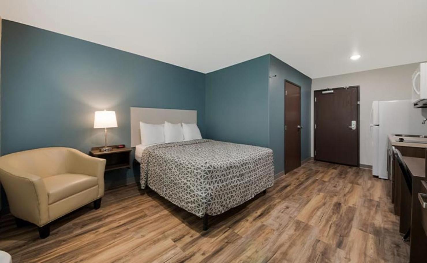 King Suite with Sofa - Disability Access/Non Smoking - Photo 5