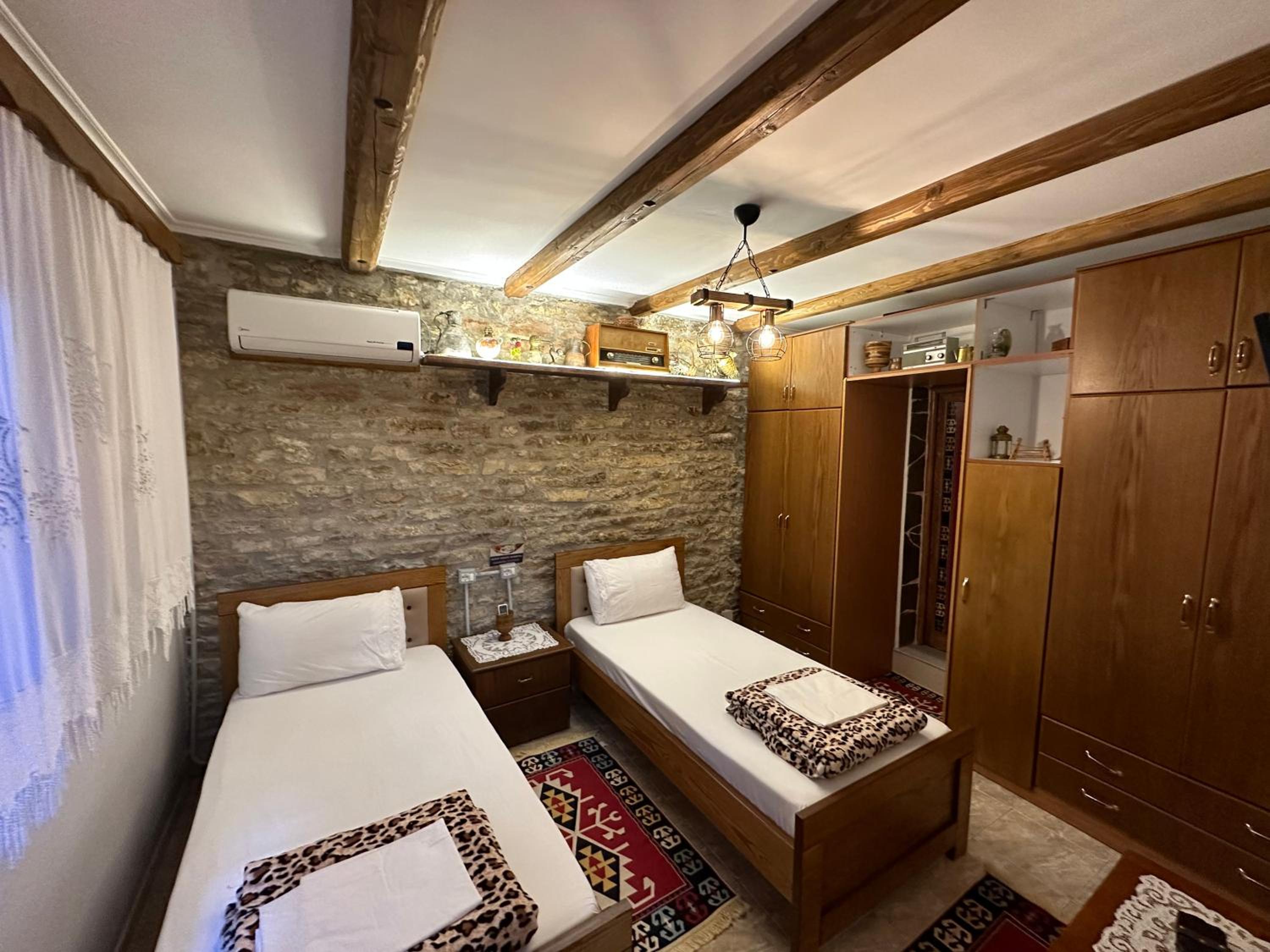 Twin Room with Private Bathroom photo 2
