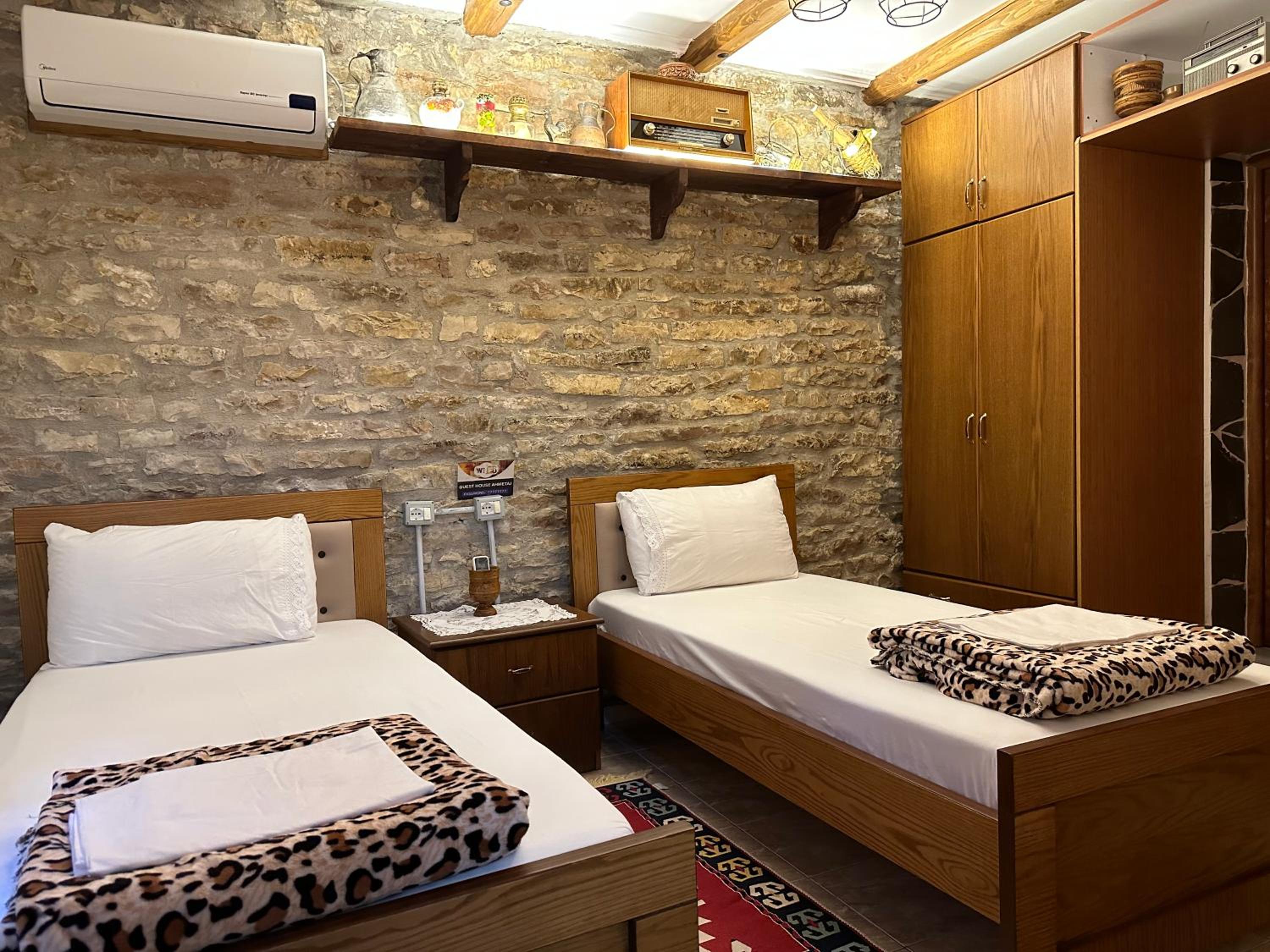 Twin Room with Private Bathroom photo 3