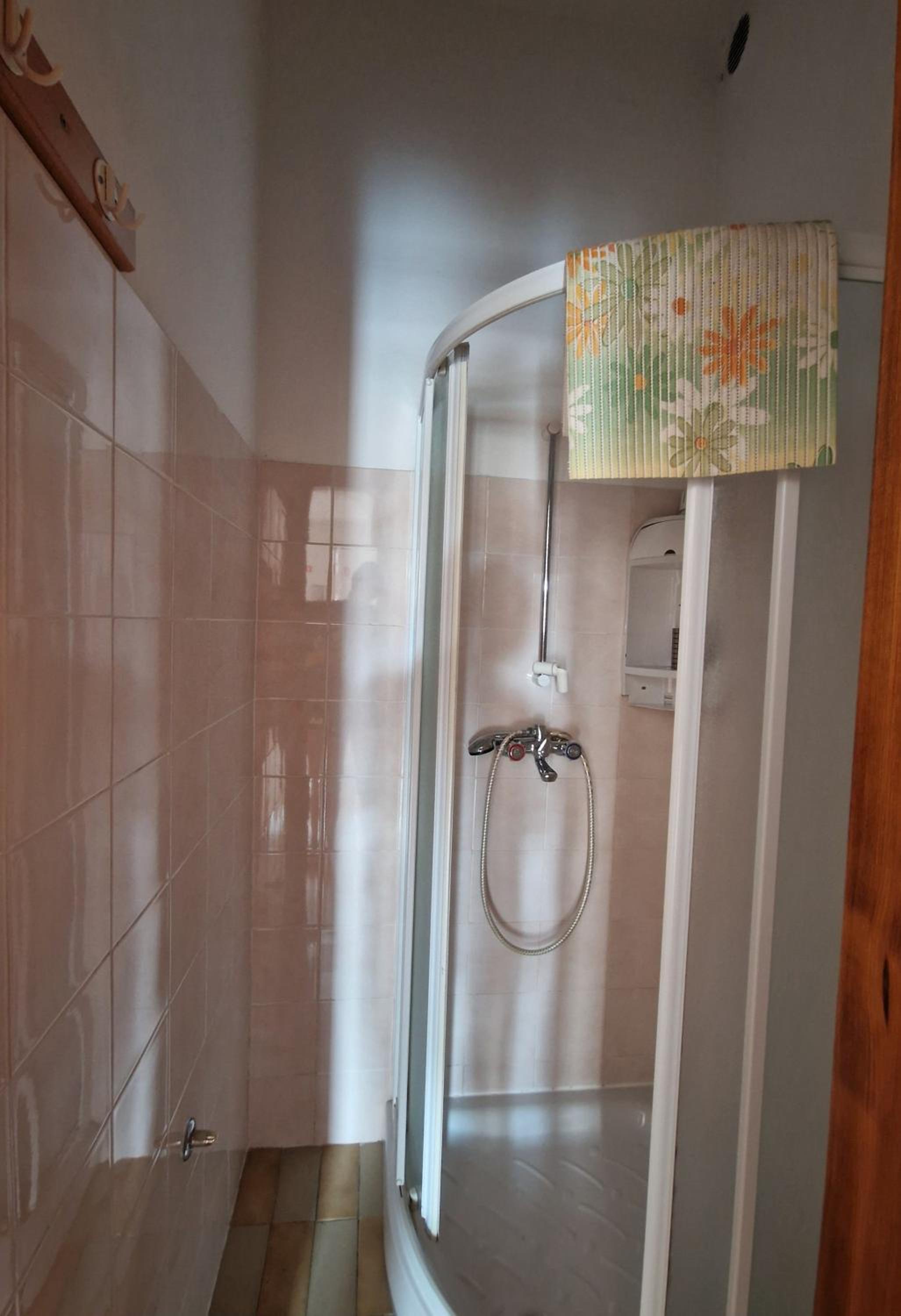 Twin Room - Photo 12