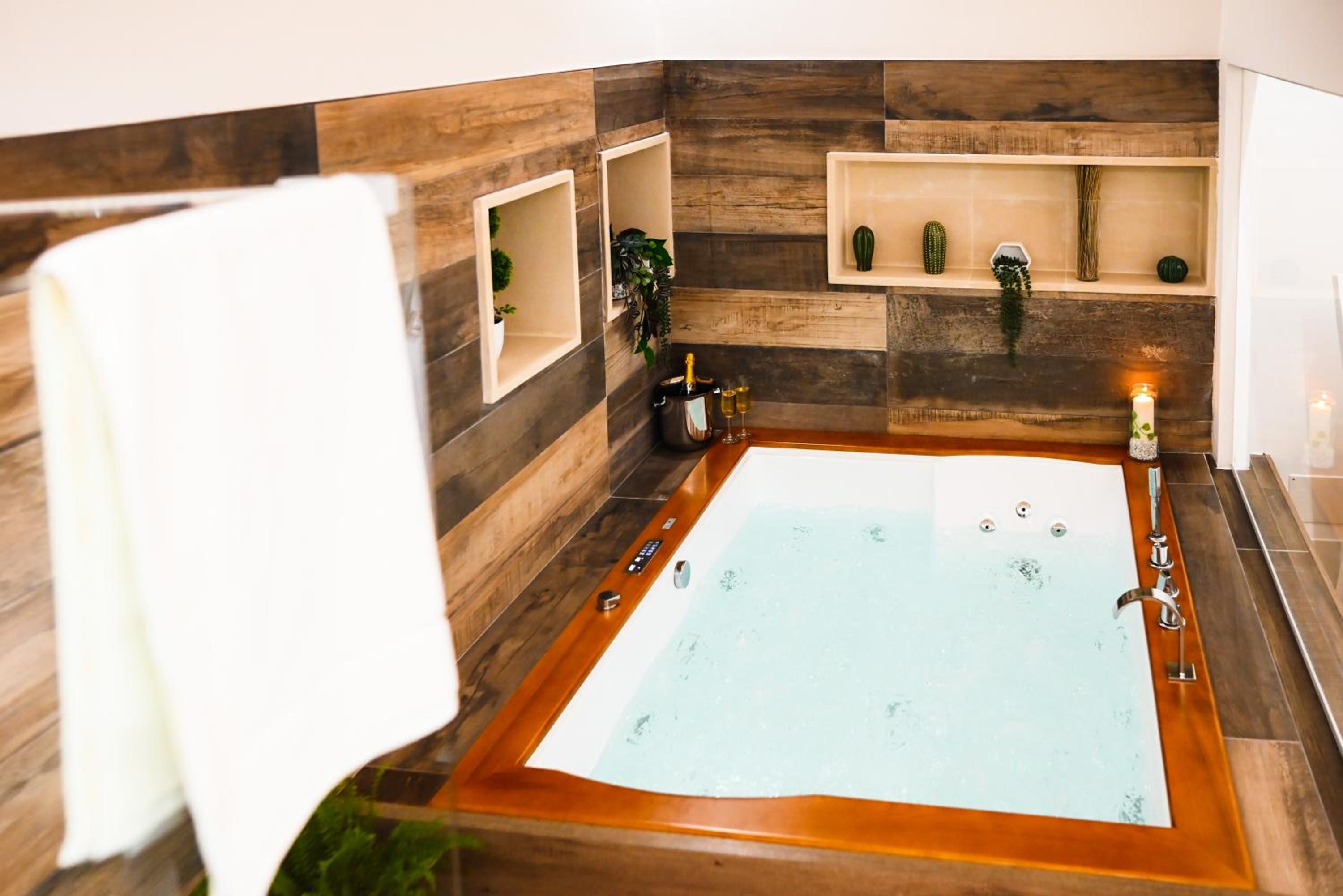 Deluxe Suite with Spa Bath photo 3