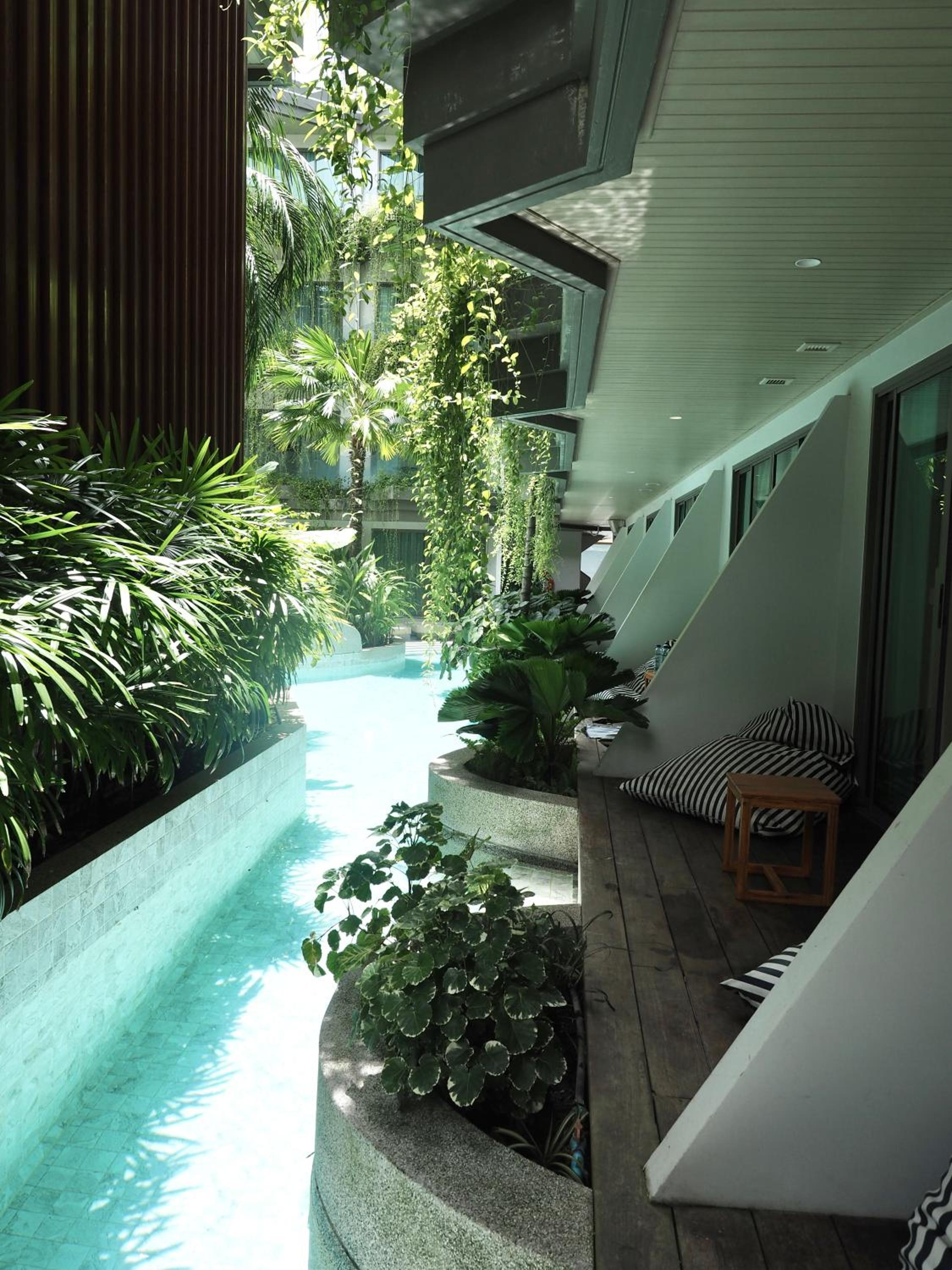 Deluxe Pool Access Double Bed with Partial Pool view - Photo 7
