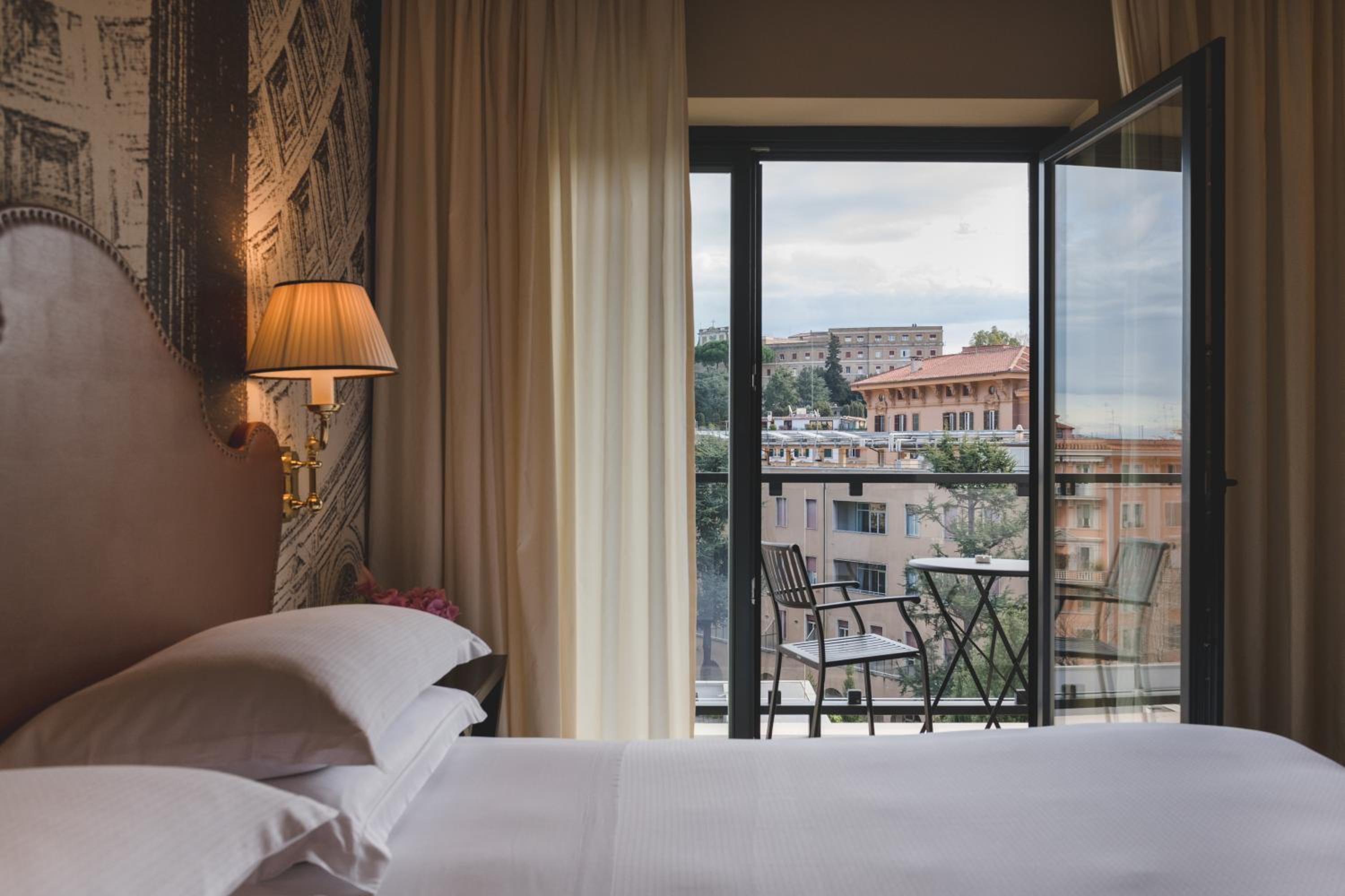 Deluxe Double or Twin Room with Balcony thumbnail 6