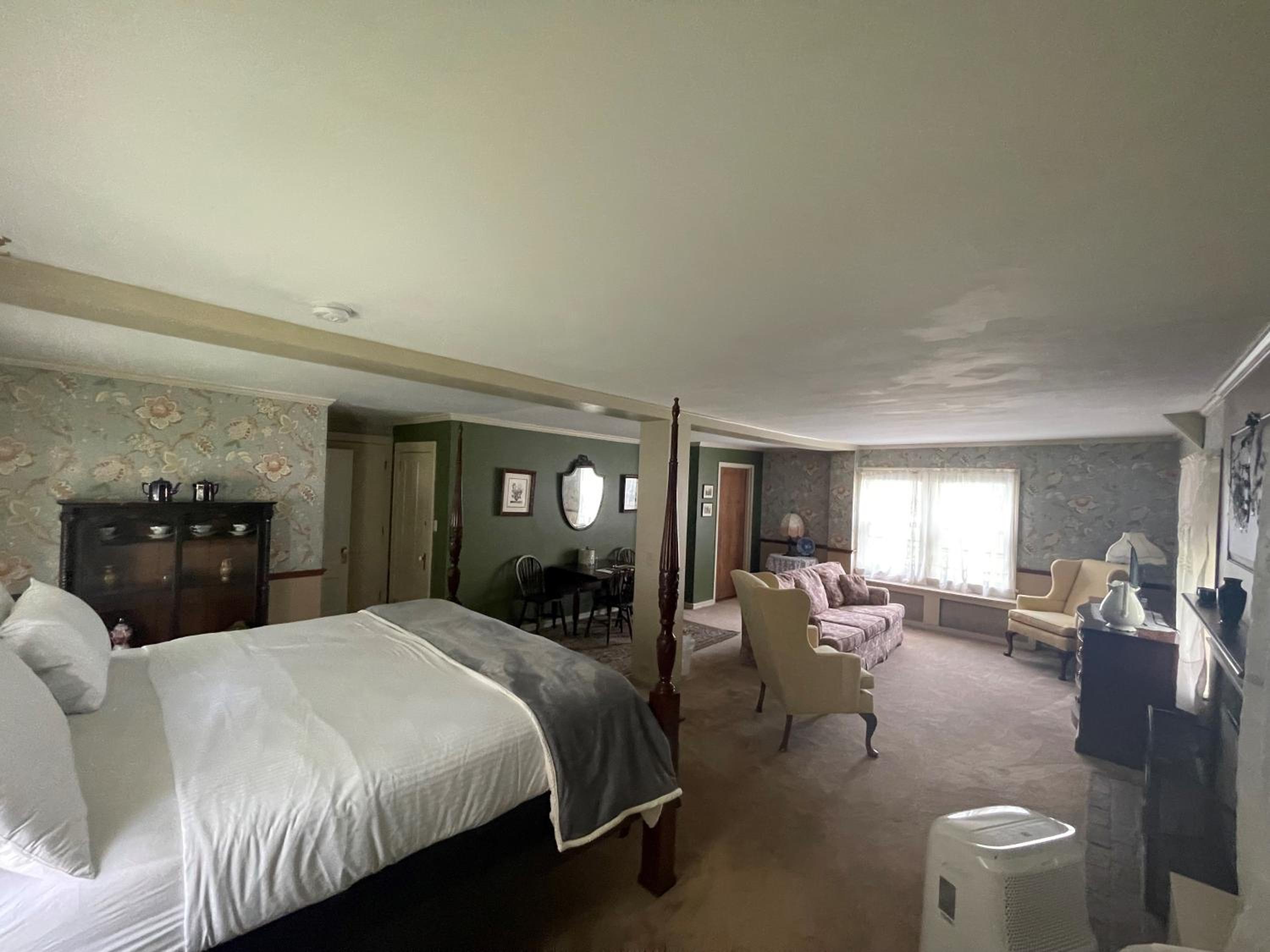 Deluxe Suite with Spa Bath