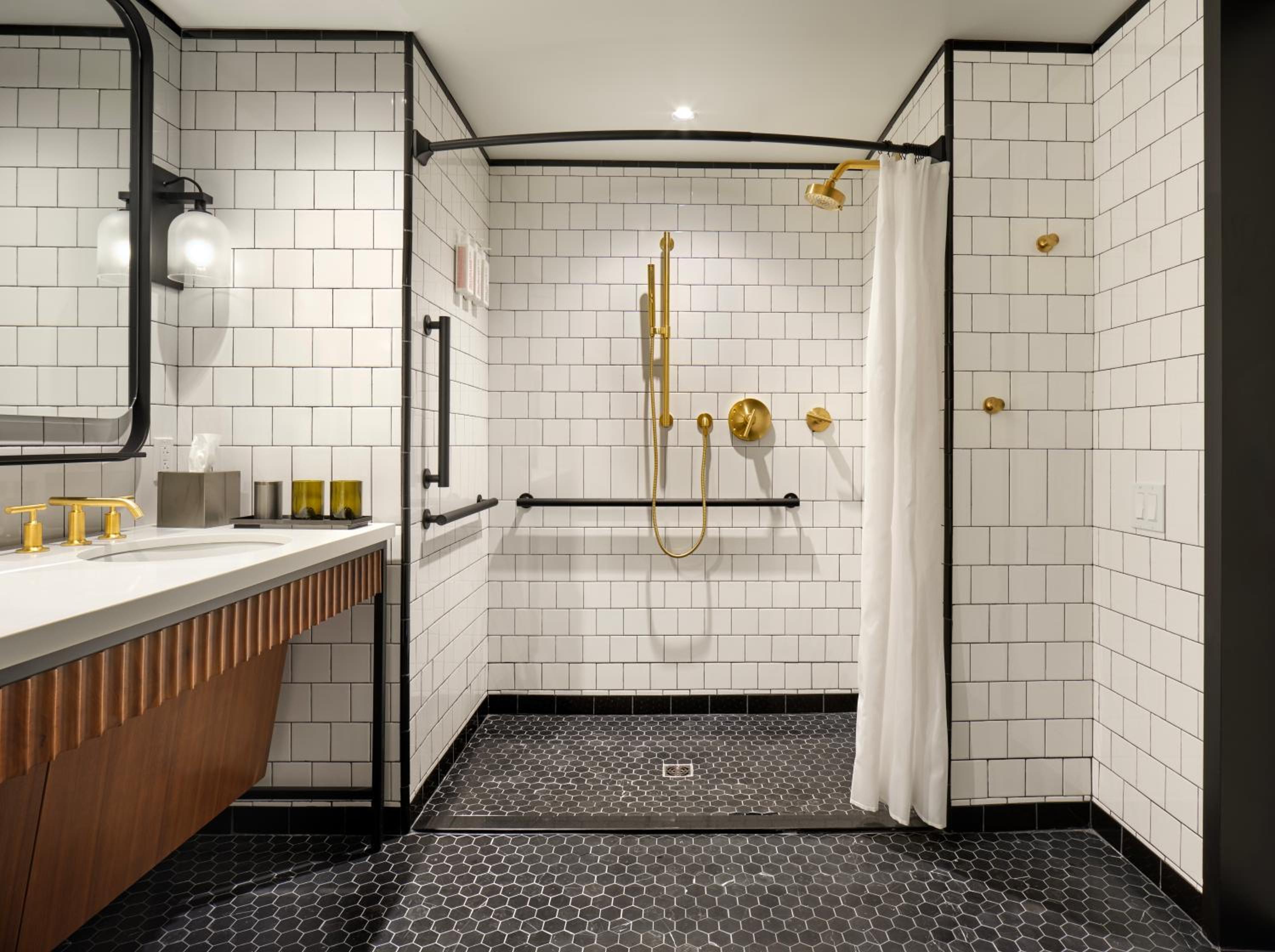 Deluxe Double Queen Room with Roll-In Shower - Photo 4