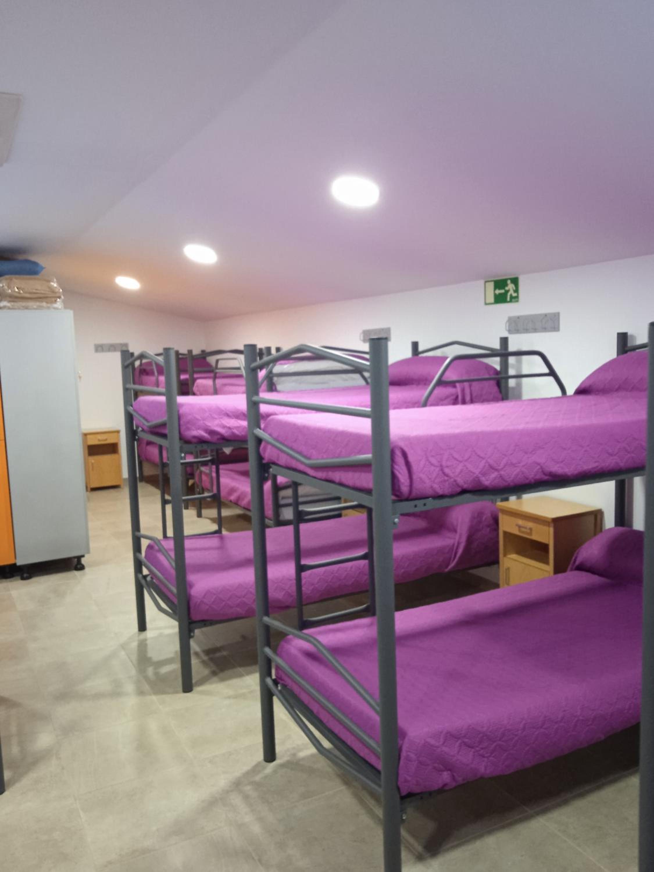 Cama individual en habitación compartida masculina