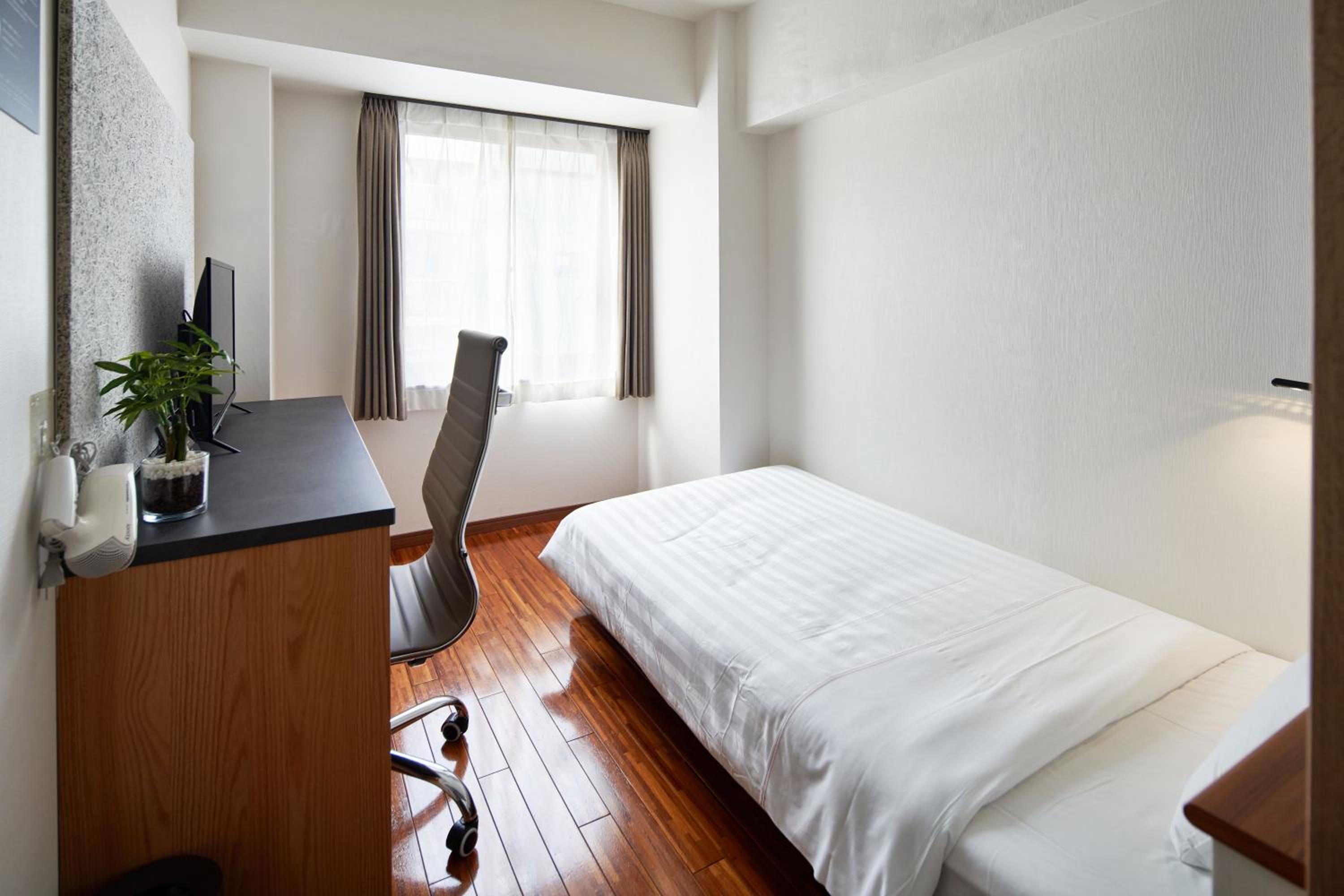 Single Room - Non-Smoking - No Cleaning for Consecutive Night Stays