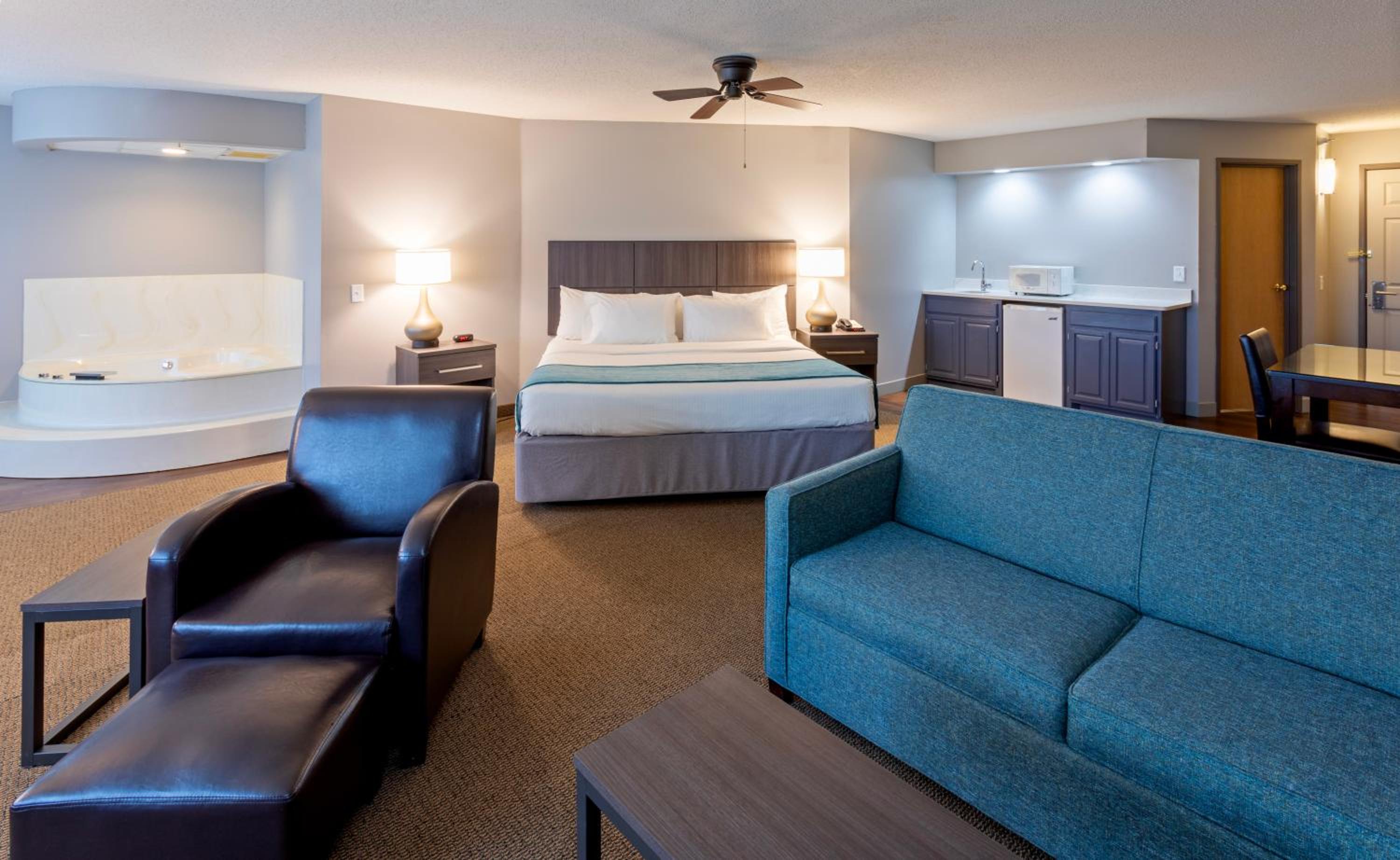 Deluxe King Suite - Photo 3