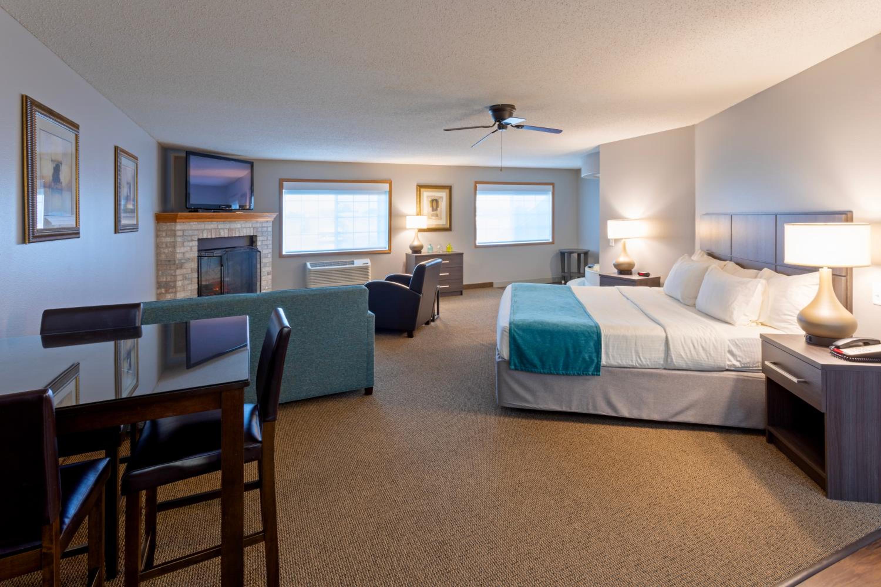 Deluxe King Suite - Photo 1
