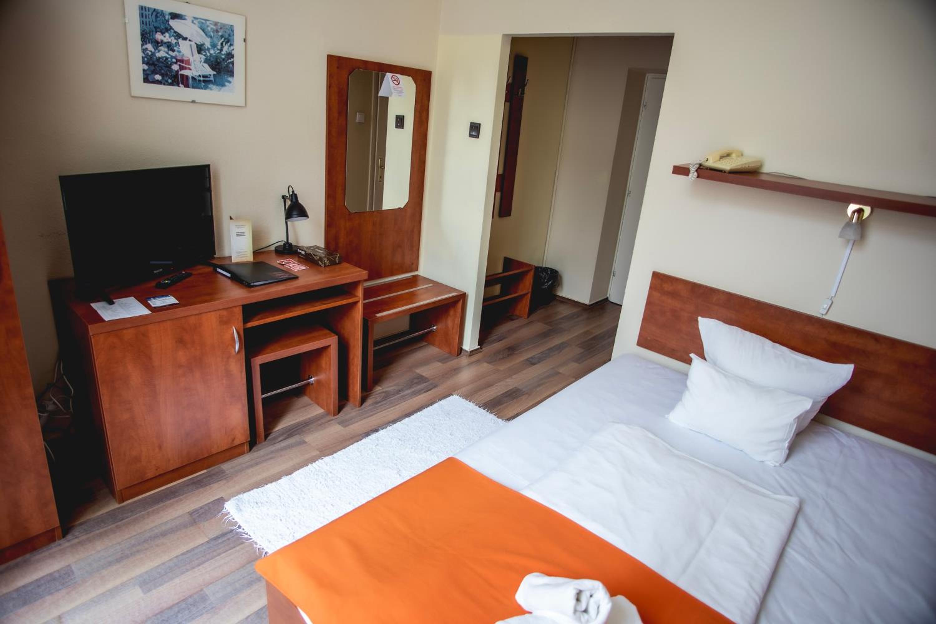 Standard Double Room - Photo 3