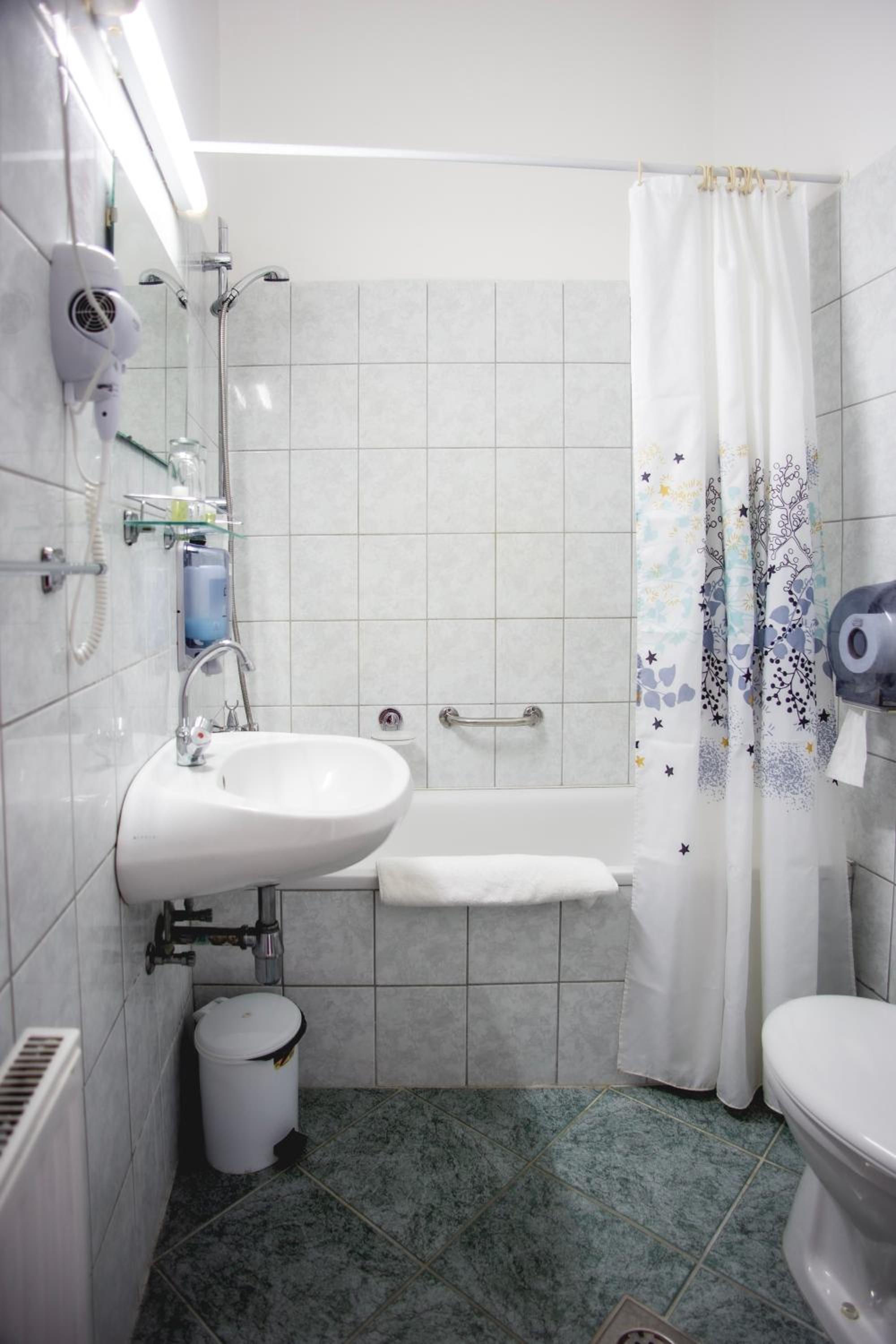 Standard Double Room - Photo 8