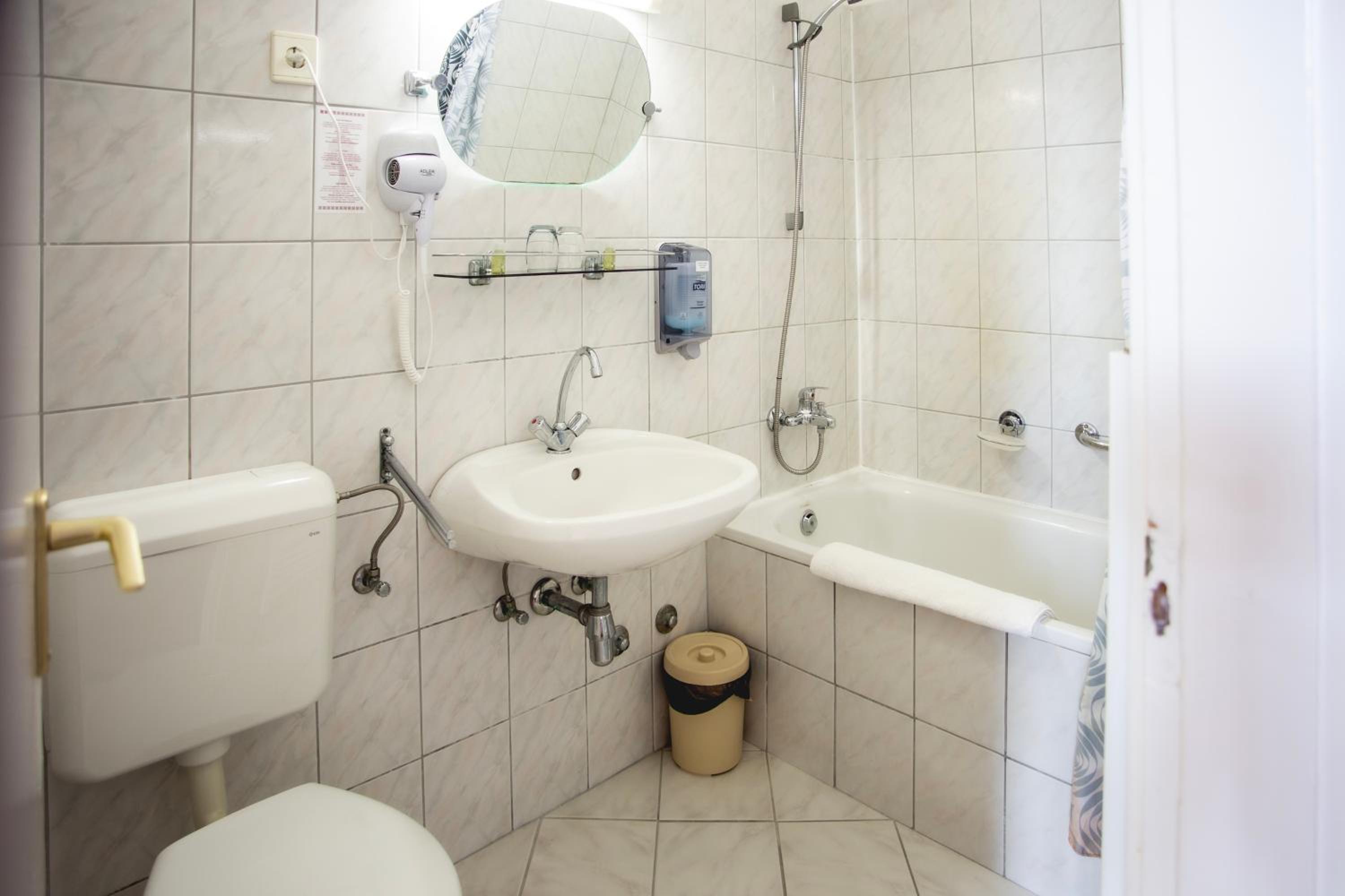 Deluxe Double or Twin Room - Photo 8