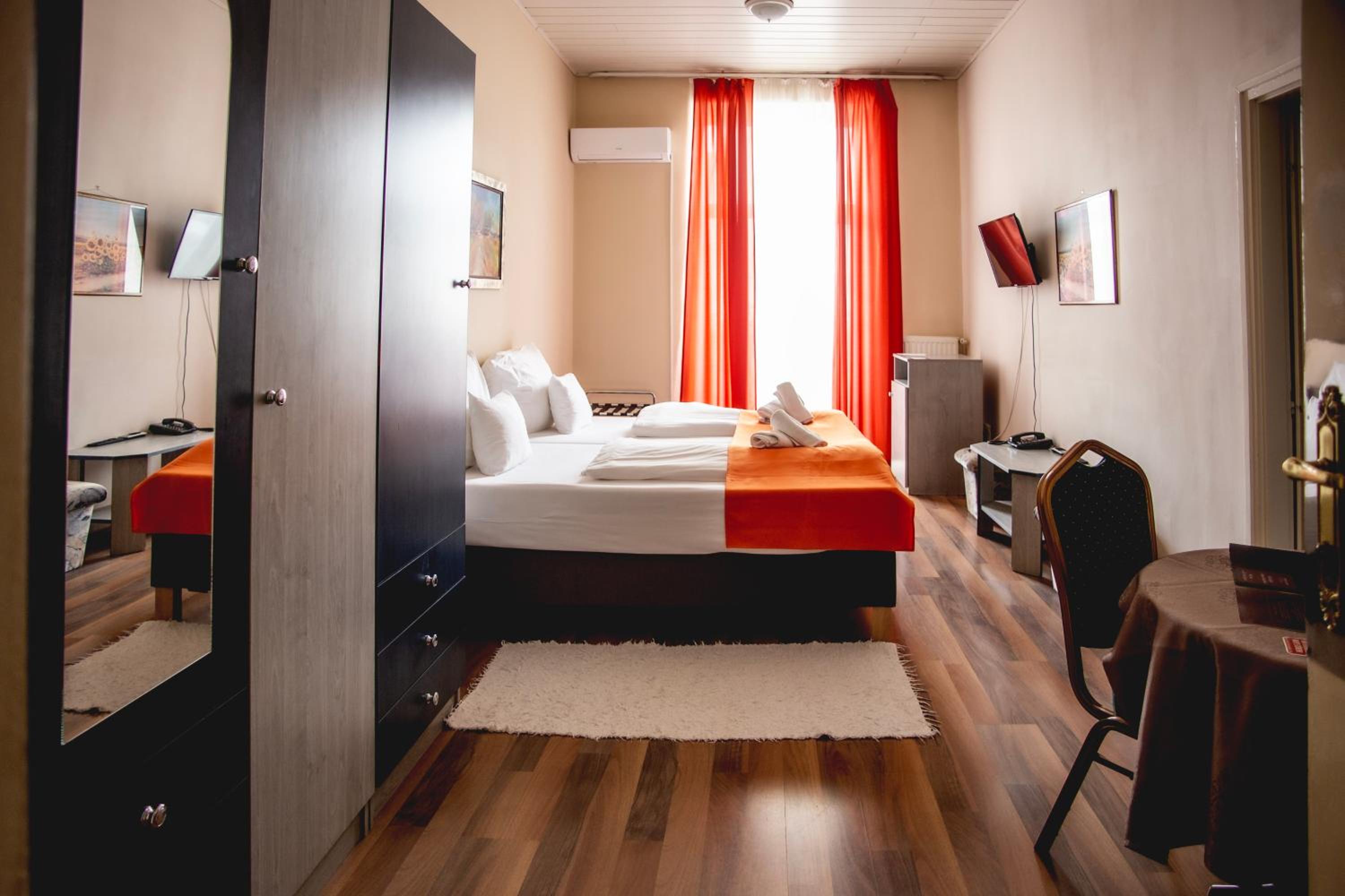 Deluxe Double or Twin Room - Photo 2