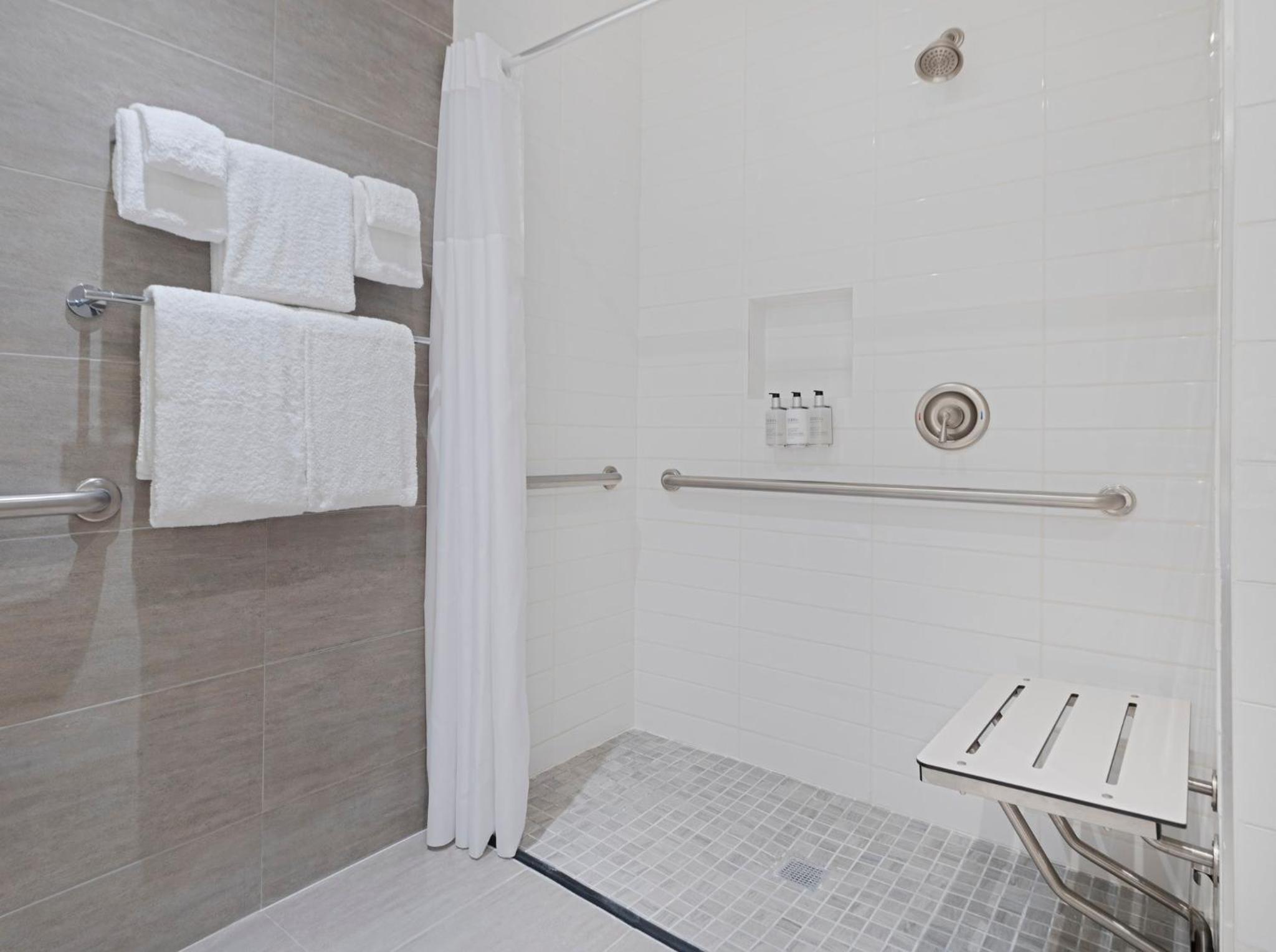 Double Suite - Communication/Mobility Accessible - Photo 2