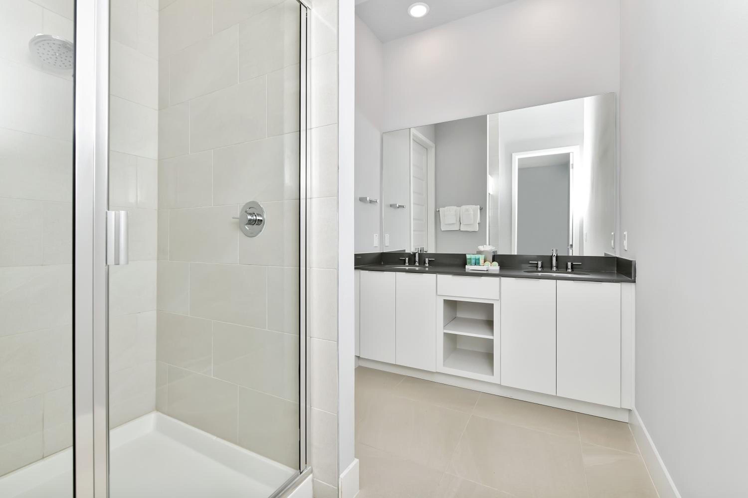 4 Bedroom Luxury Two Story Condo w/Balcony - Photo 4
