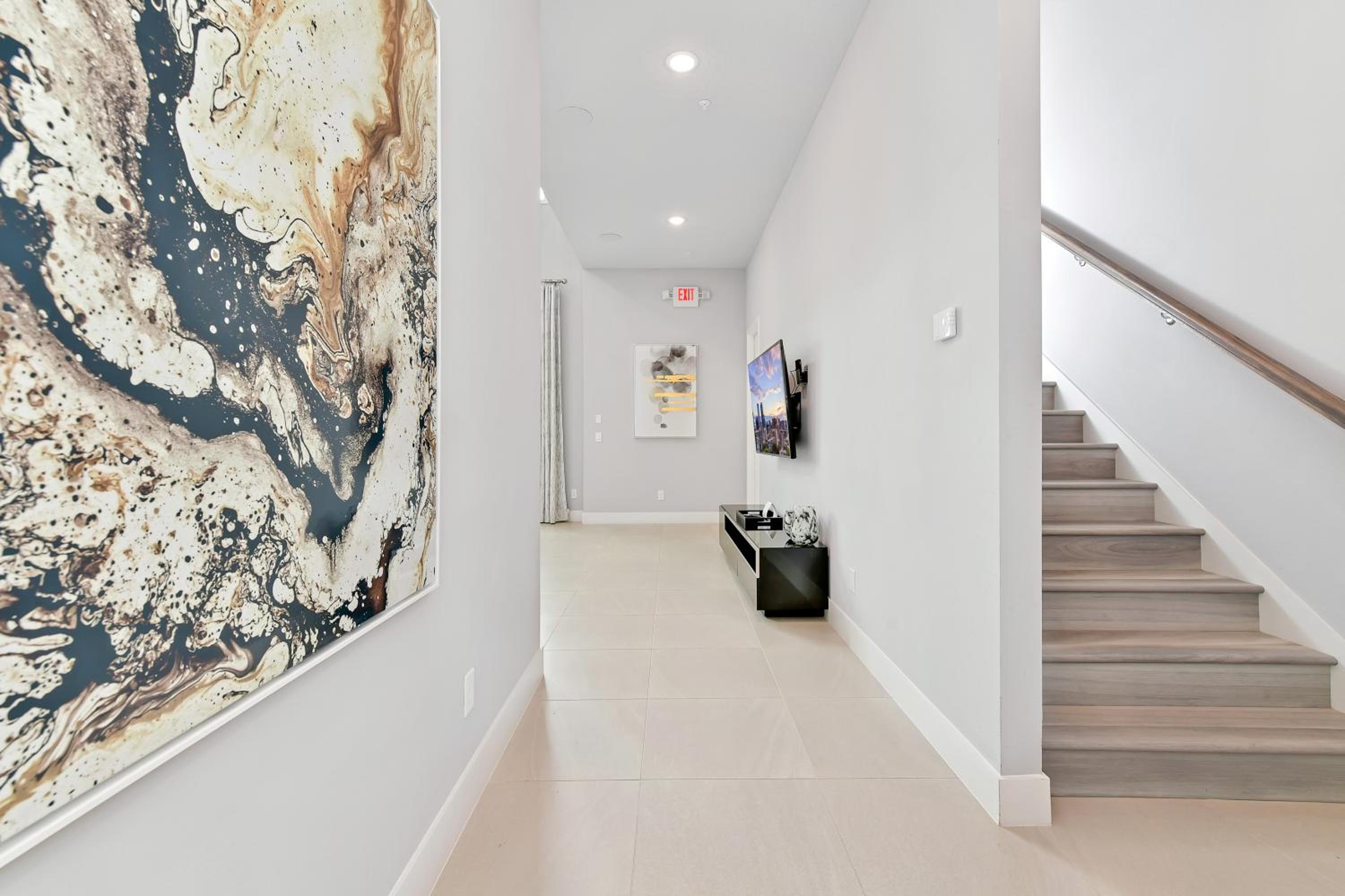 4 Bedroom Luxury Two Story Condo w/Balcony - Photo 1