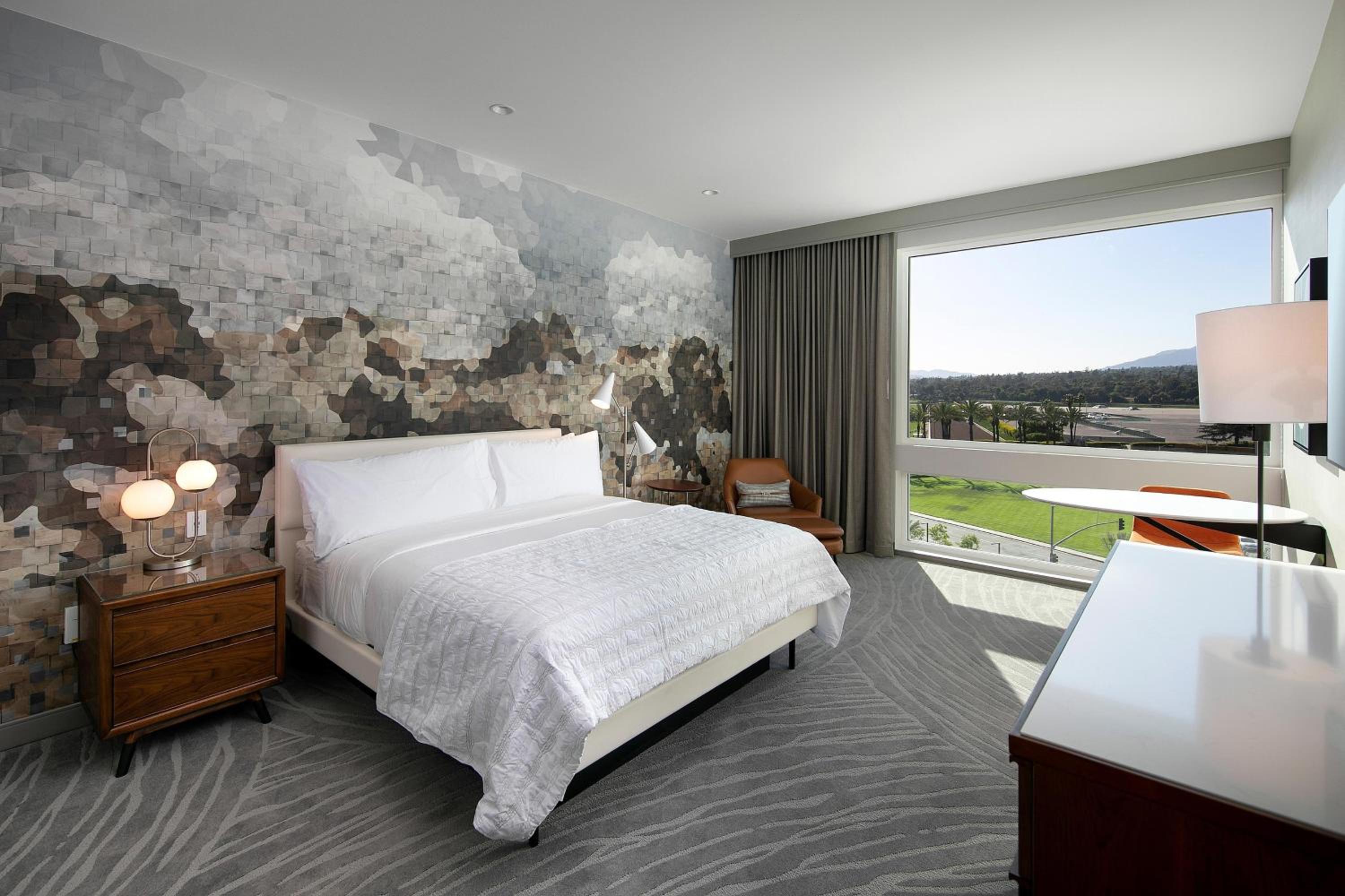 Classic King Room - Hearing Accessible - Photo 3