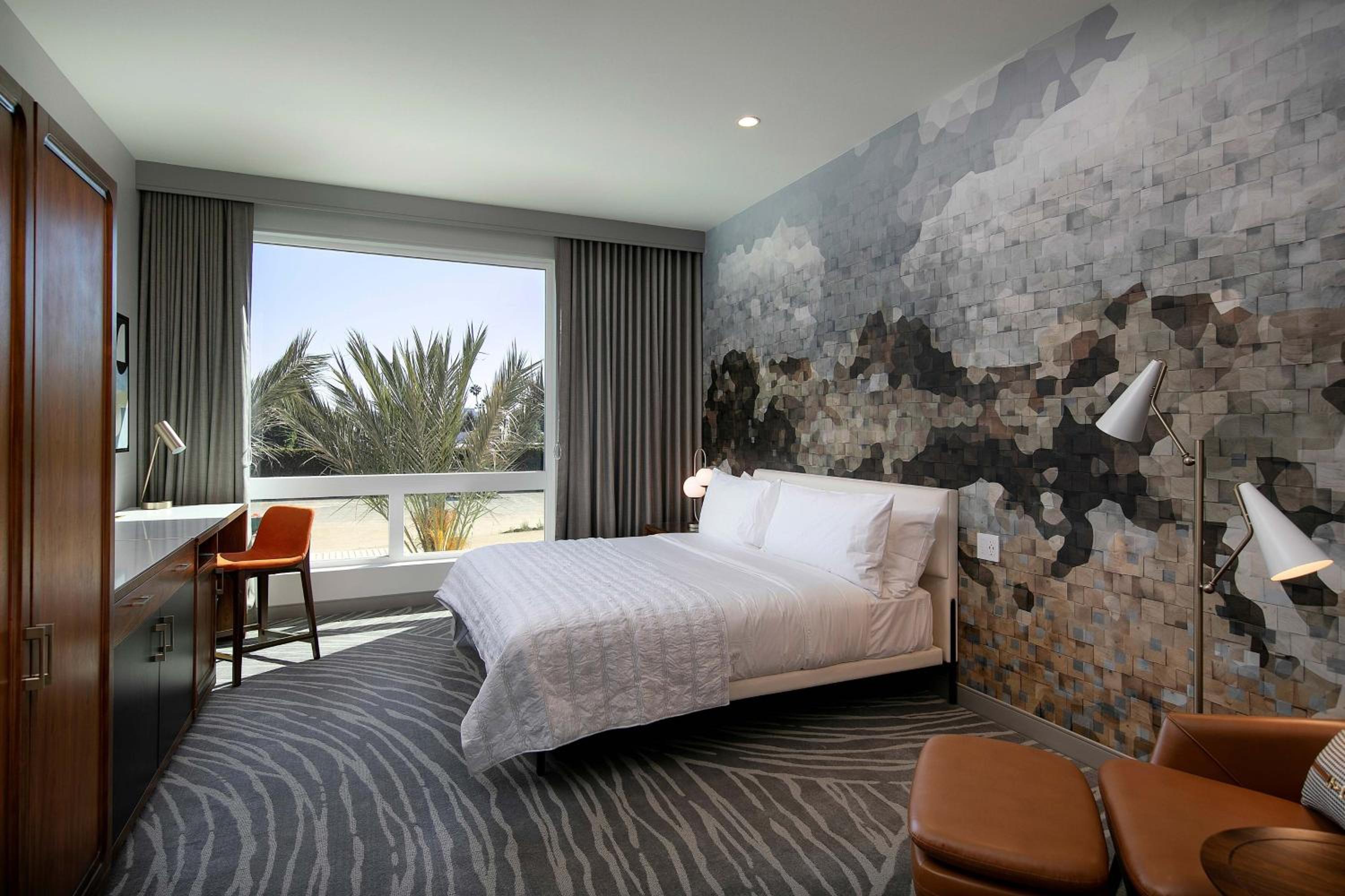 Classic King Room - Hearing Accessible - Photo 2