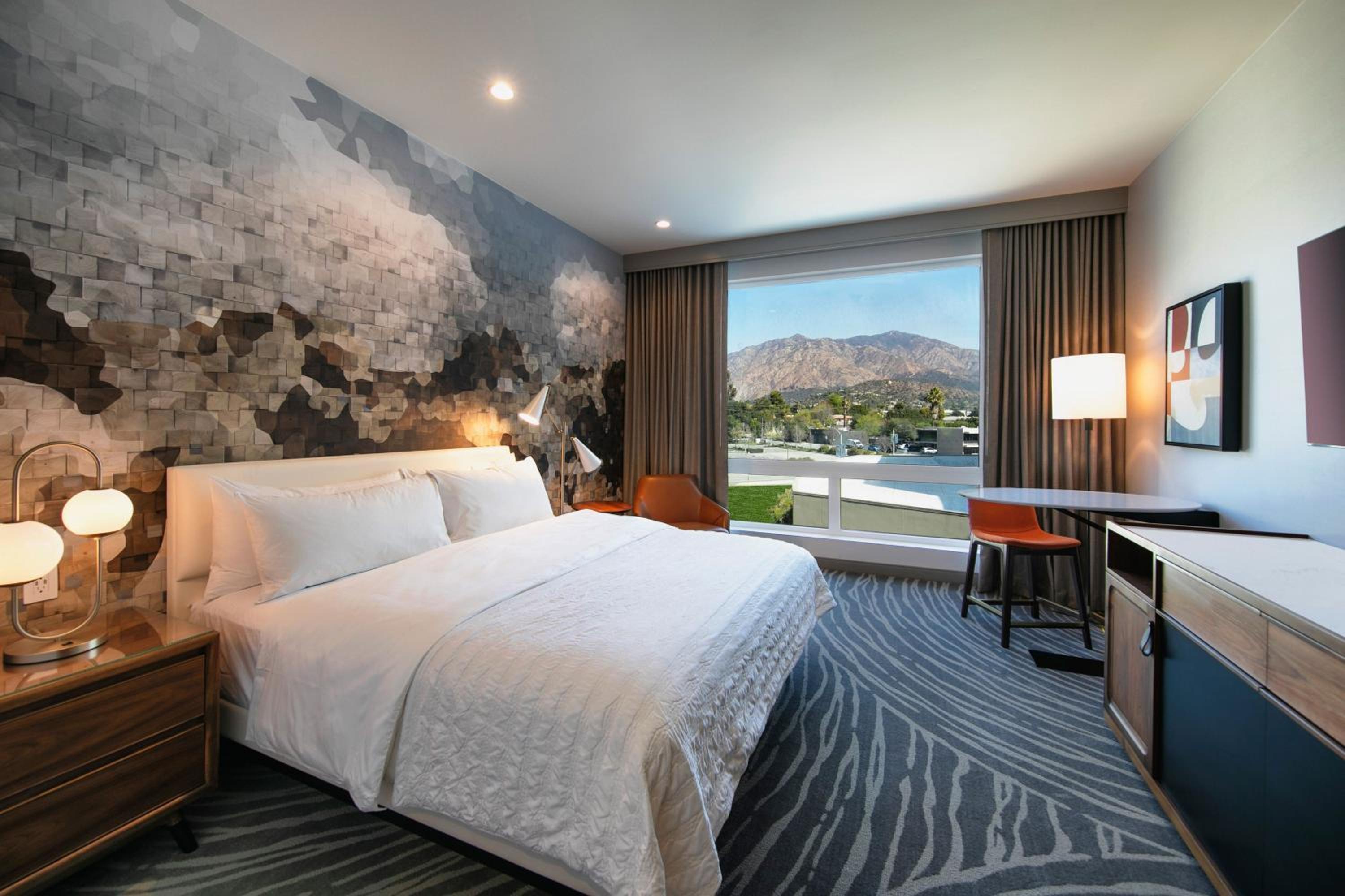 Classic King Room - Hearing Accessible - Photo 8