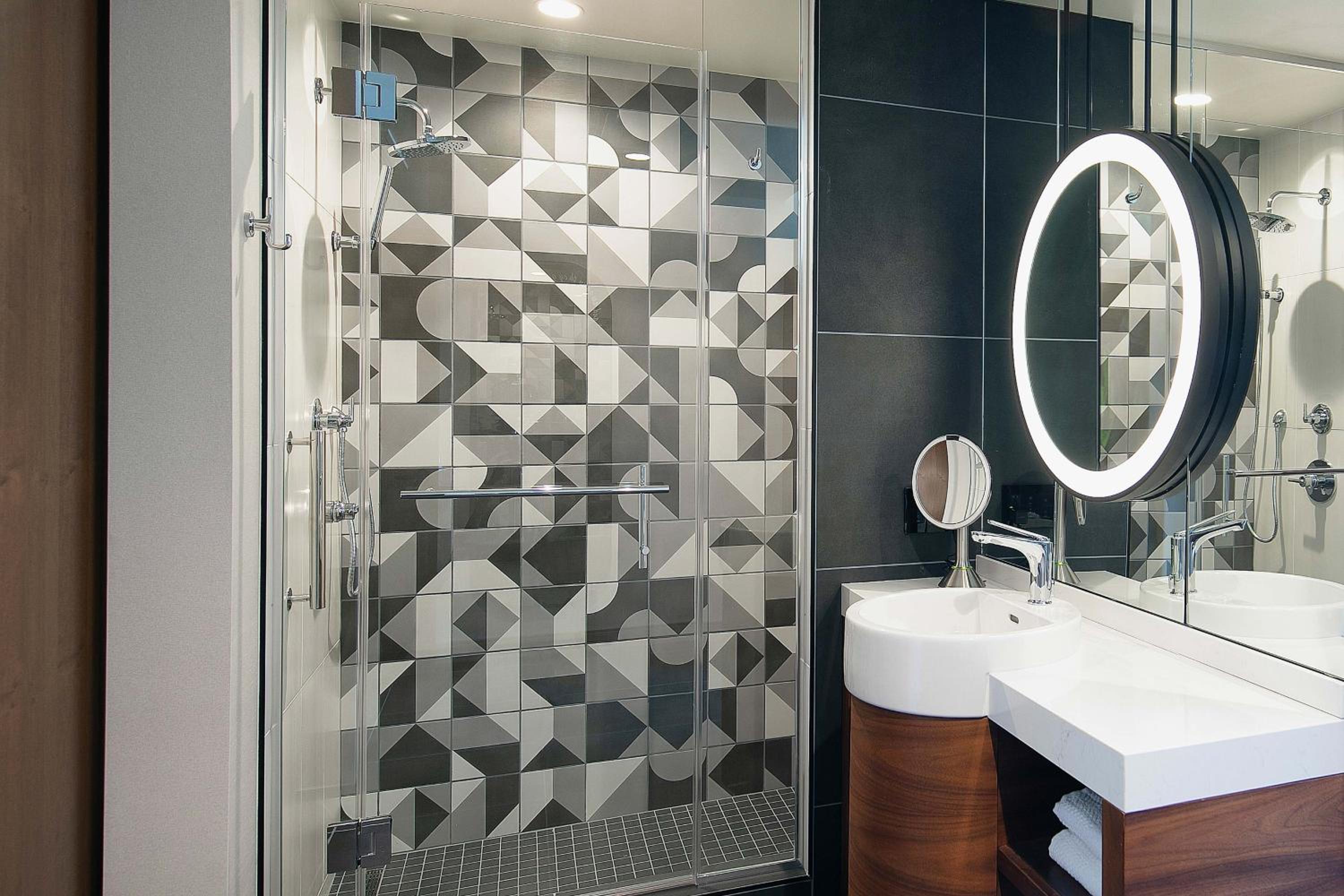Classic King Room - Hearing Accessible - Photo 10