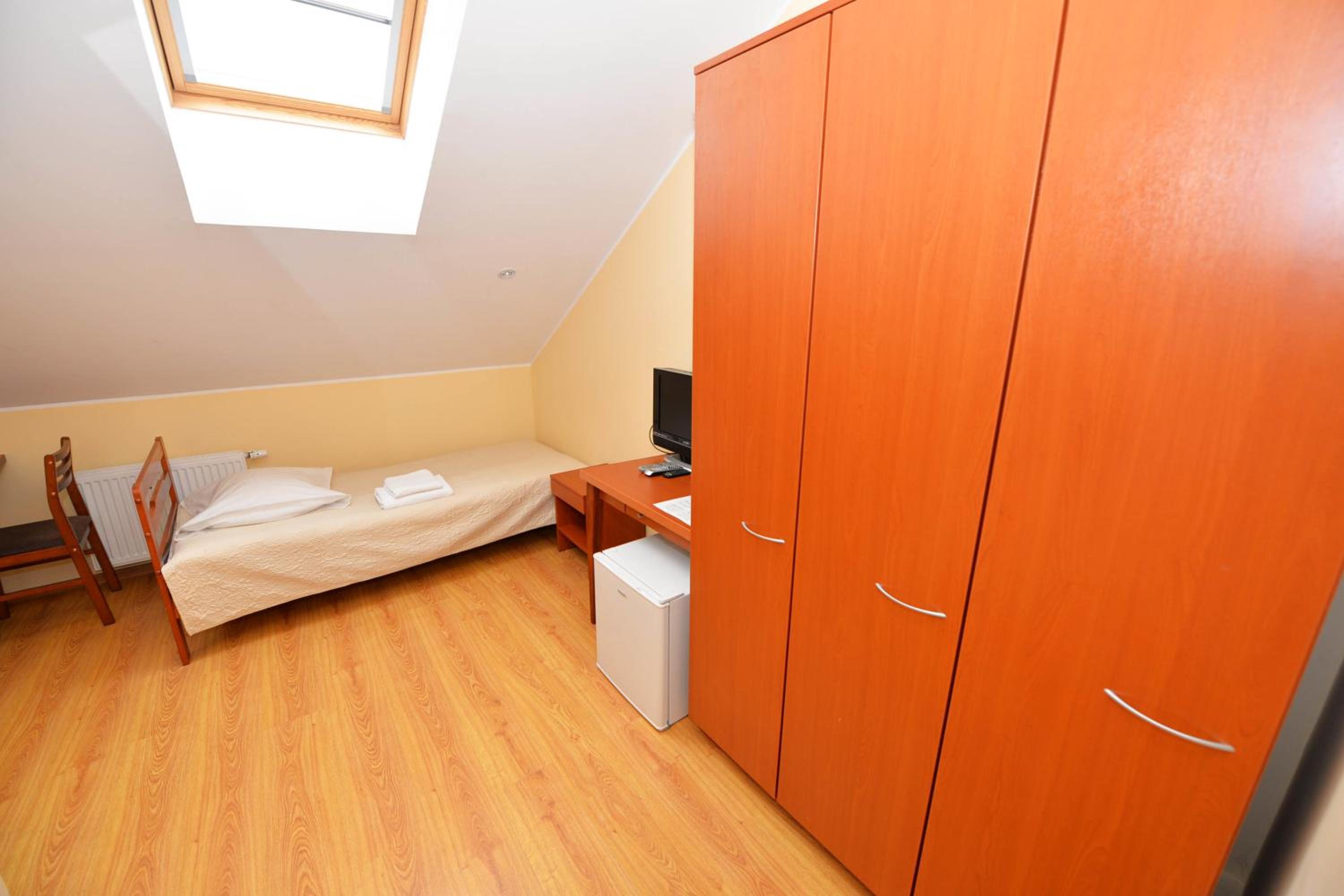 Twin Room with Private Bathroom photo 2