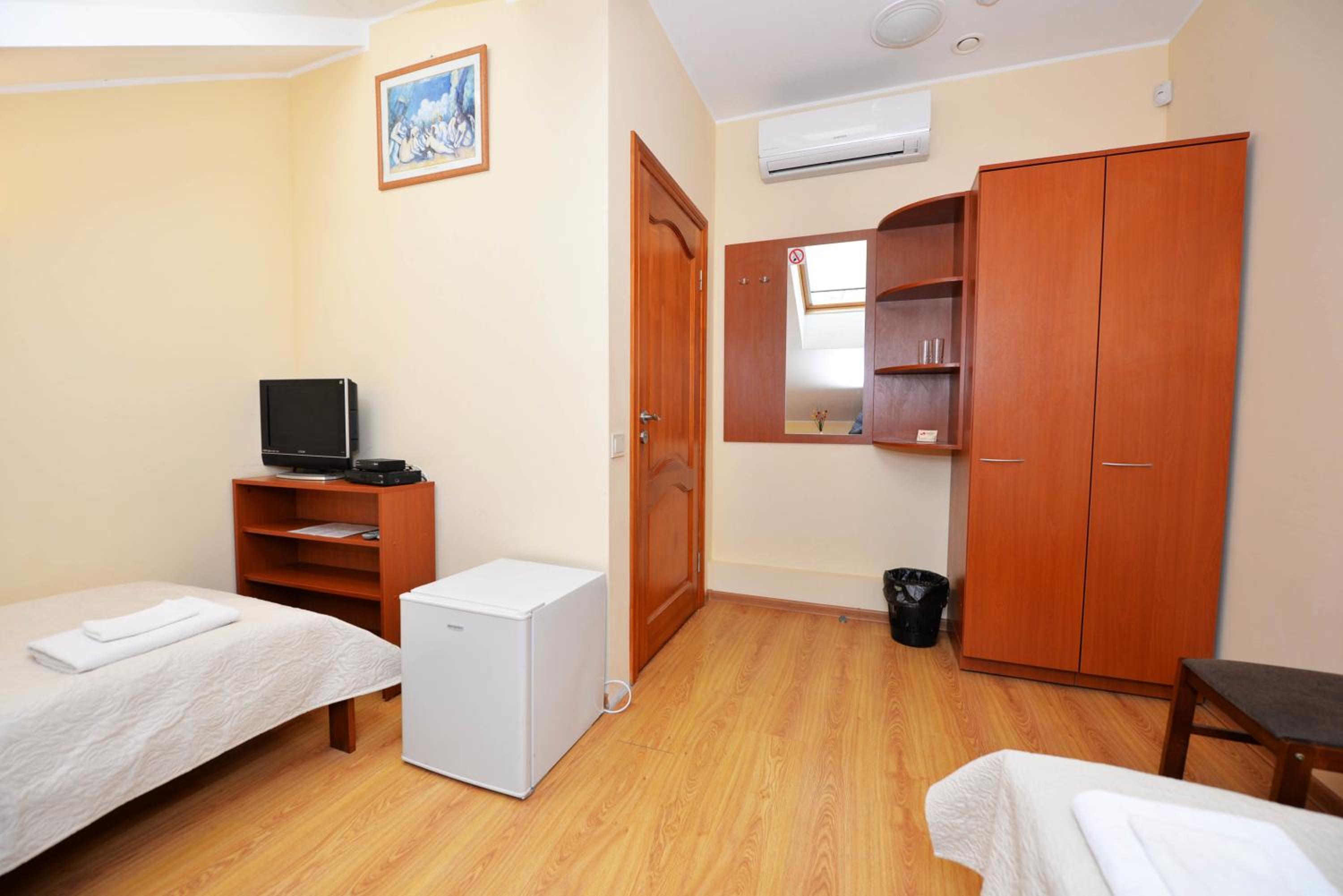 Twin Room with Shared Bathroom photo 2