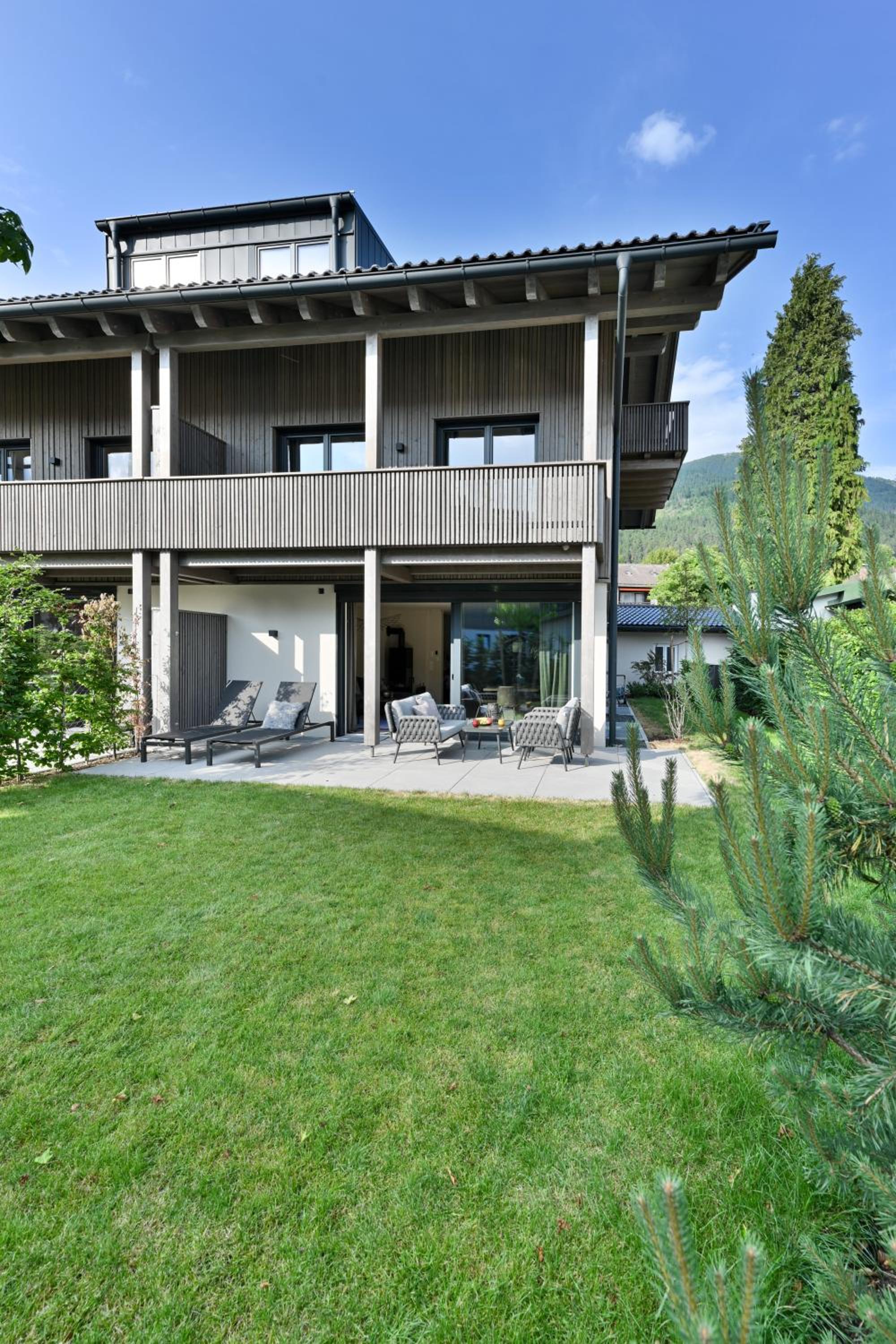 Five-Bedroom House with Sauna and Cinema Room (red) photo 2