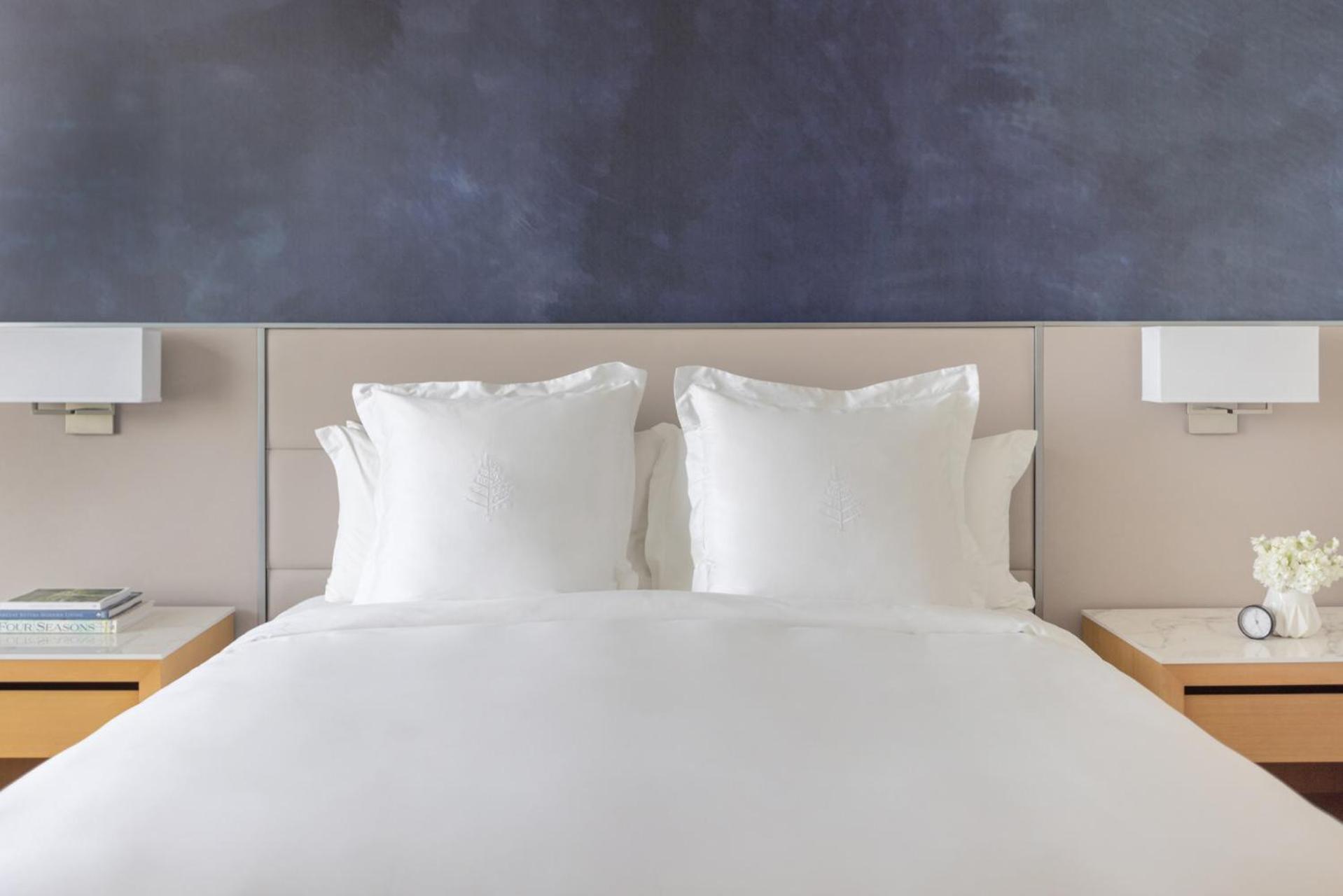 Grand Premier King Room with City View - Photo 1